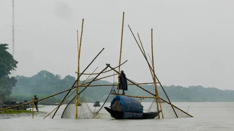 Fishermen set their nets in many ways.