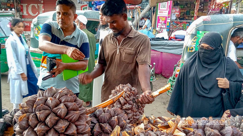 বাদল মিয়ার ভ্যানের সামনে ক্রেতাদের ভিড়