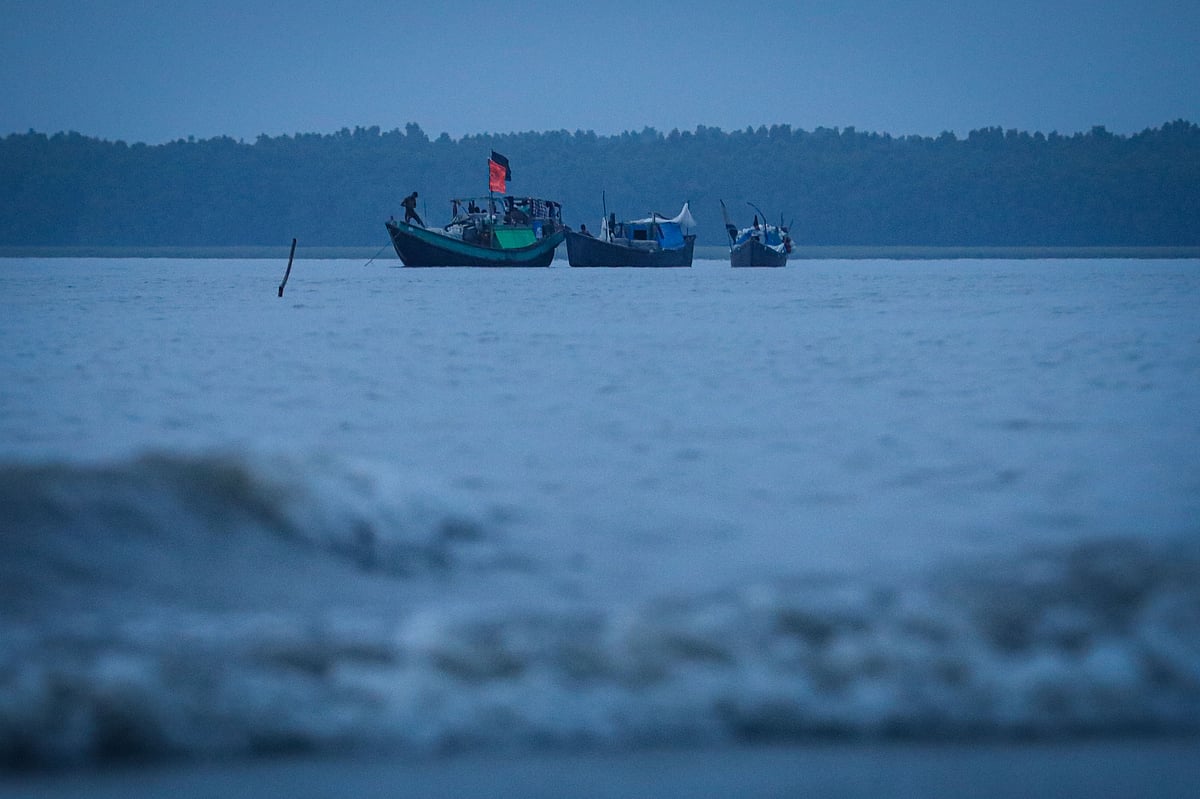 সন্ধ্যায় তীরের কাছে পাশাপাশি নোঙর করা ট্রলার