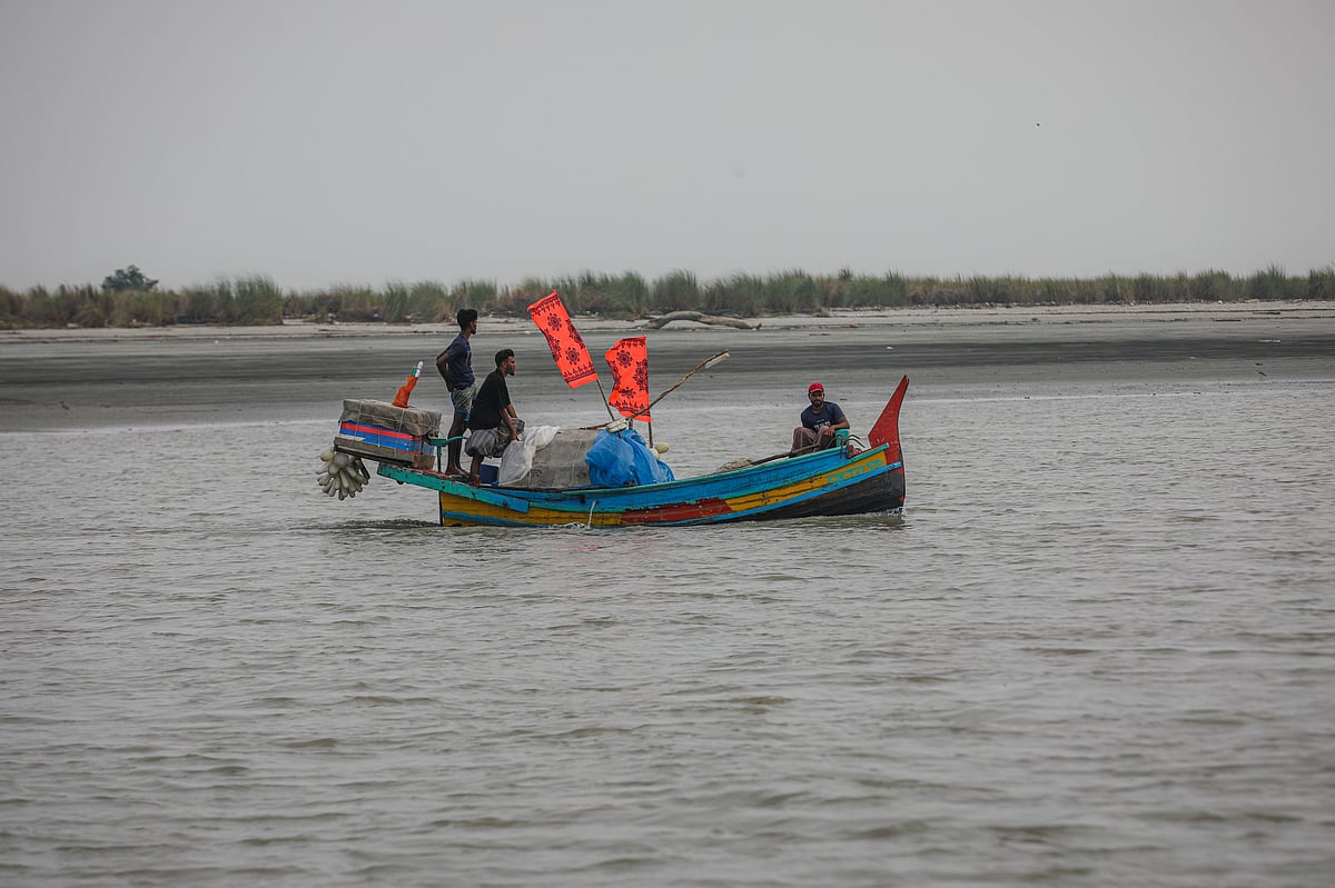 চরের কাছে জেলেদের মাছ ধরার ট্রলার
