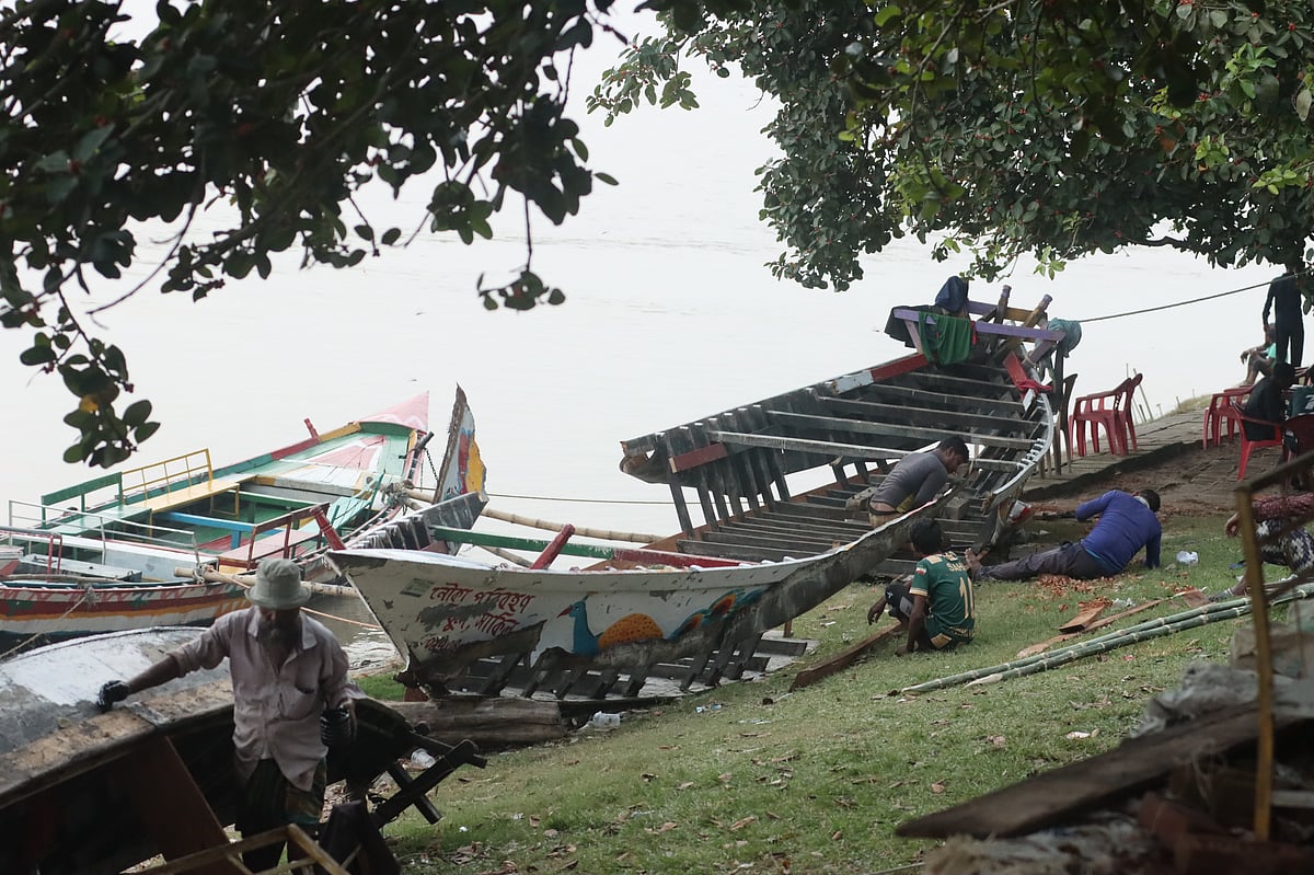 Boatmen repair a boat on the Padma bank. T-Bandh area, Rajshahi, 28 September. Photo: Shahidul Islam