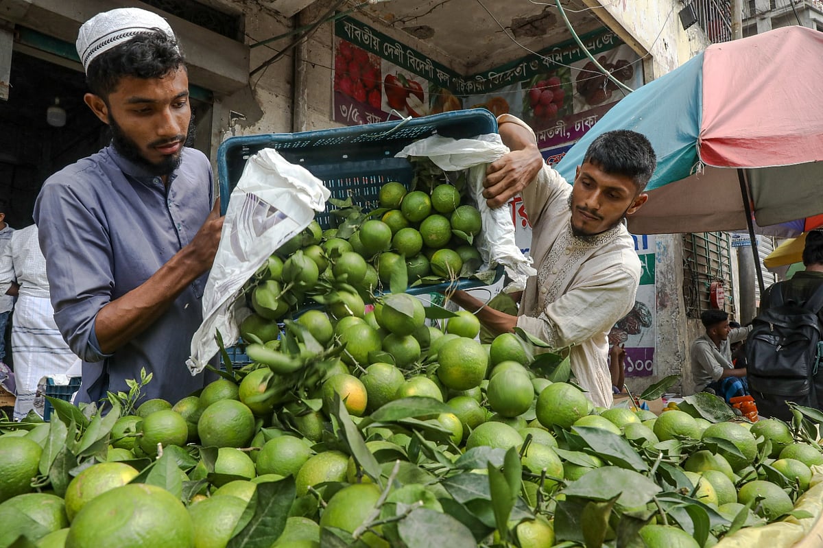 Fruit arrives by road and river from across the country at Badamtoli, one of Dhaka's main wholesale markets, where retailers buy alongside wholesalers. Badamtoli, Dhaka, 28 September. Photo: Mir Hossain