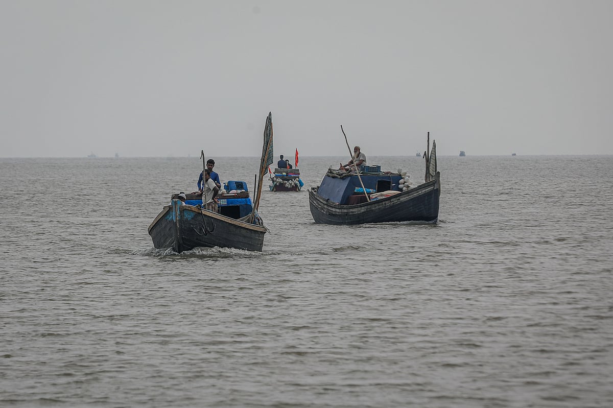 শেষ বিকেলে সাগর থেকে ফিরছে মাছ ধরার ট্রলার