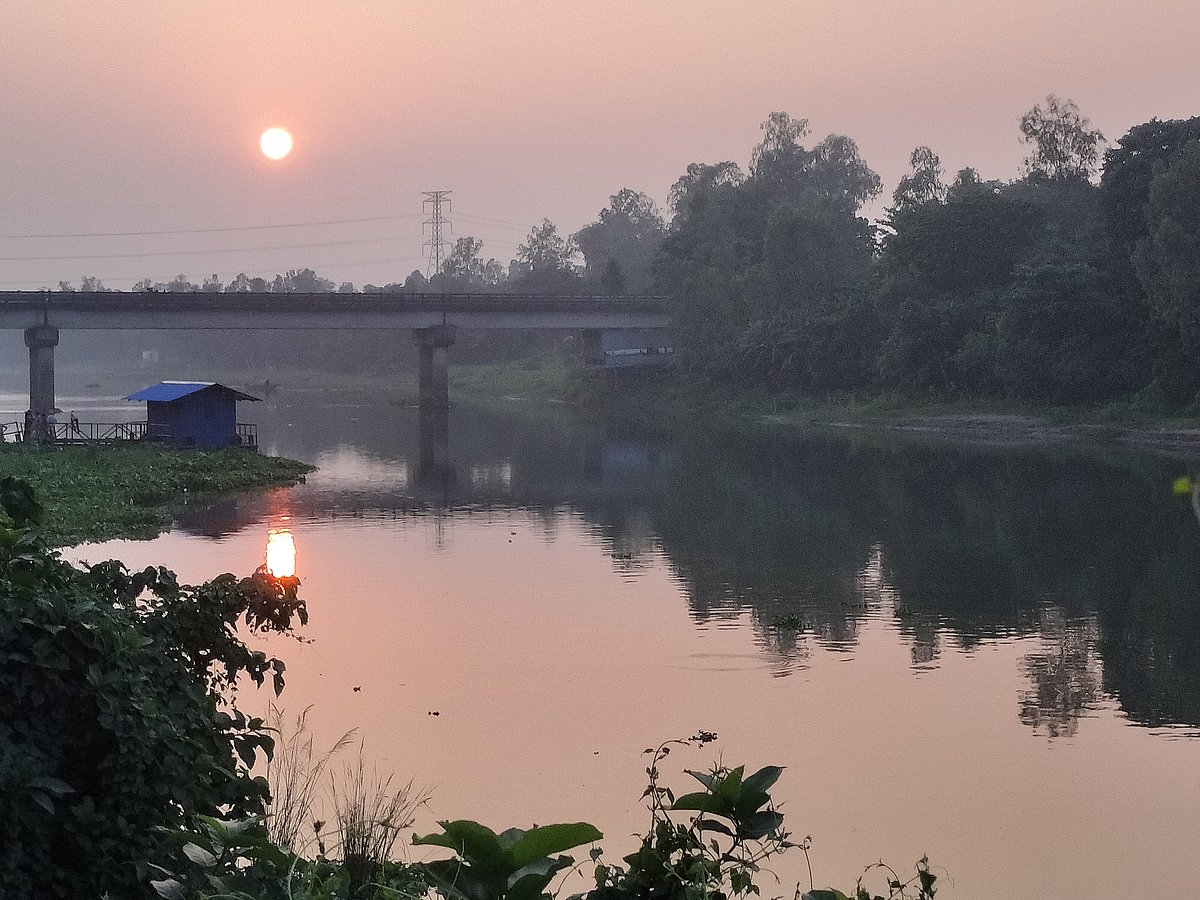 অস্ত যাওয়া সূর্যের আভা নদীর পানিতে। ধানগড়া, সিরাজগঞ্জ (ছবি: সাজেদুল আলম)