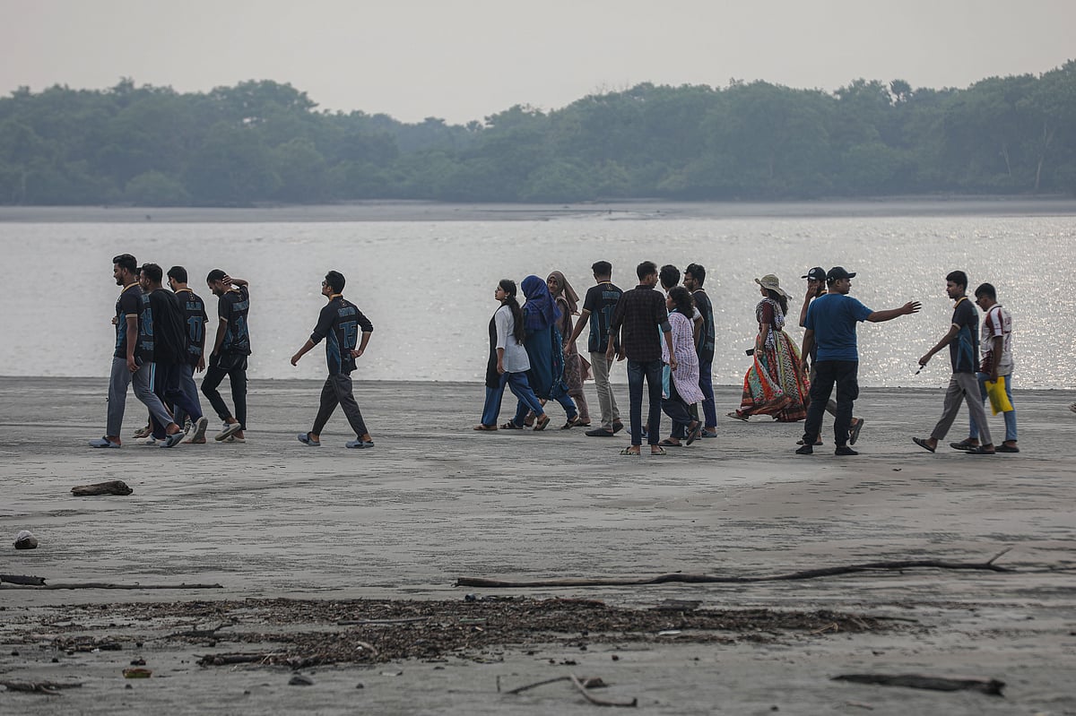 আলো থাকতেই জাহাজে ফেরার তাড়া পর্যটকদের