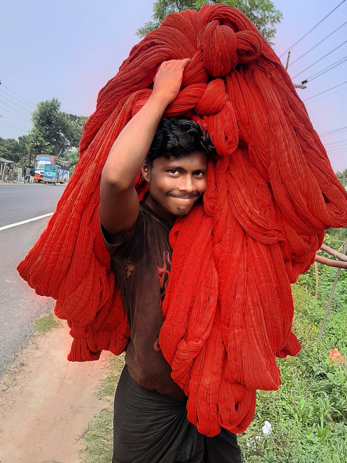 সুতার রঙে ‘রঙিন’ মানুষের দুঃখের কাব্য