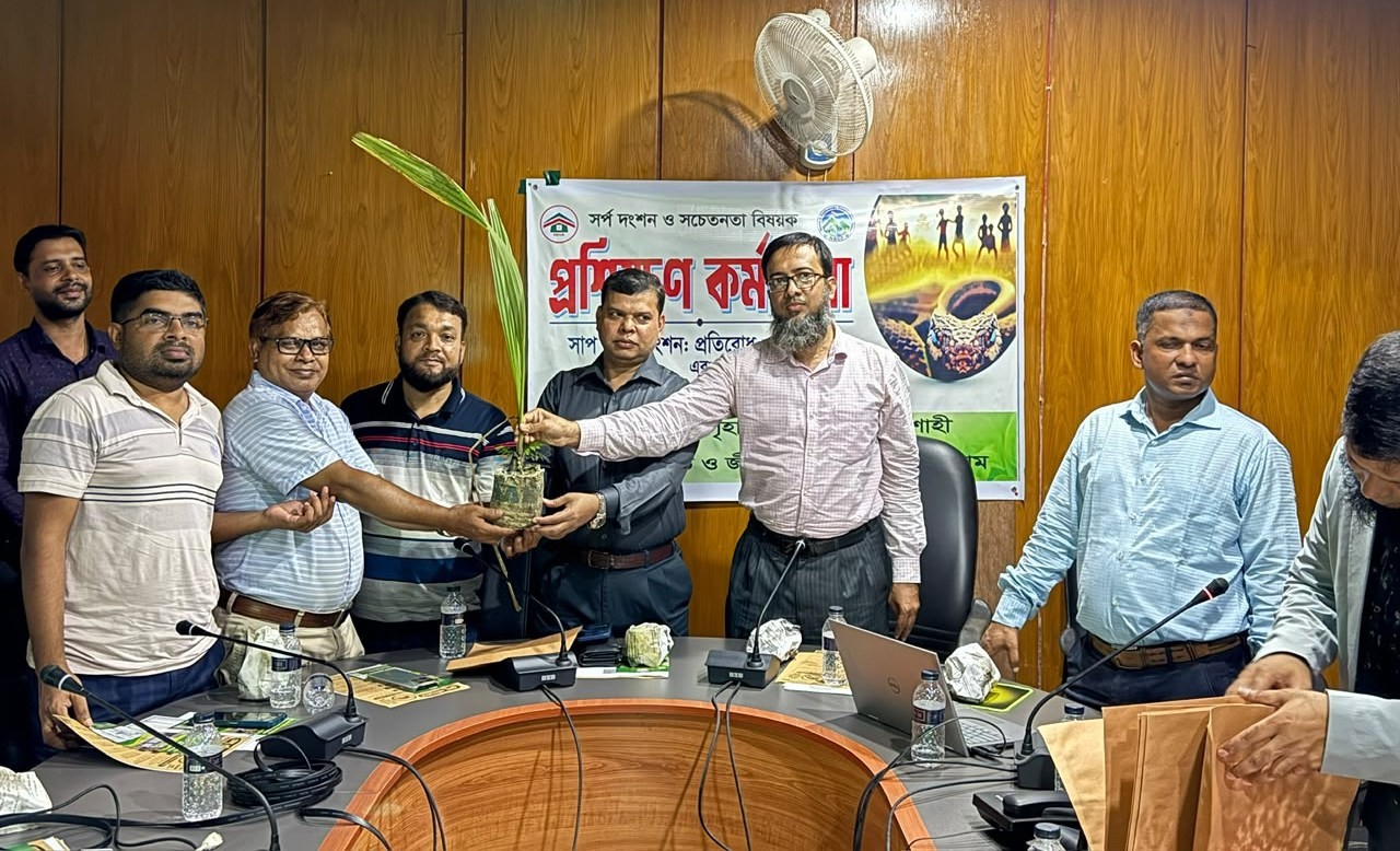 কর্মশালা শেষে অতিথিদের হাতে তালগাছের চারা তুলে দেওয়া হয়। ছবি: প্রকৃতি ও জীববৈচিত্র্য সংরক্ষণ ফোরাম