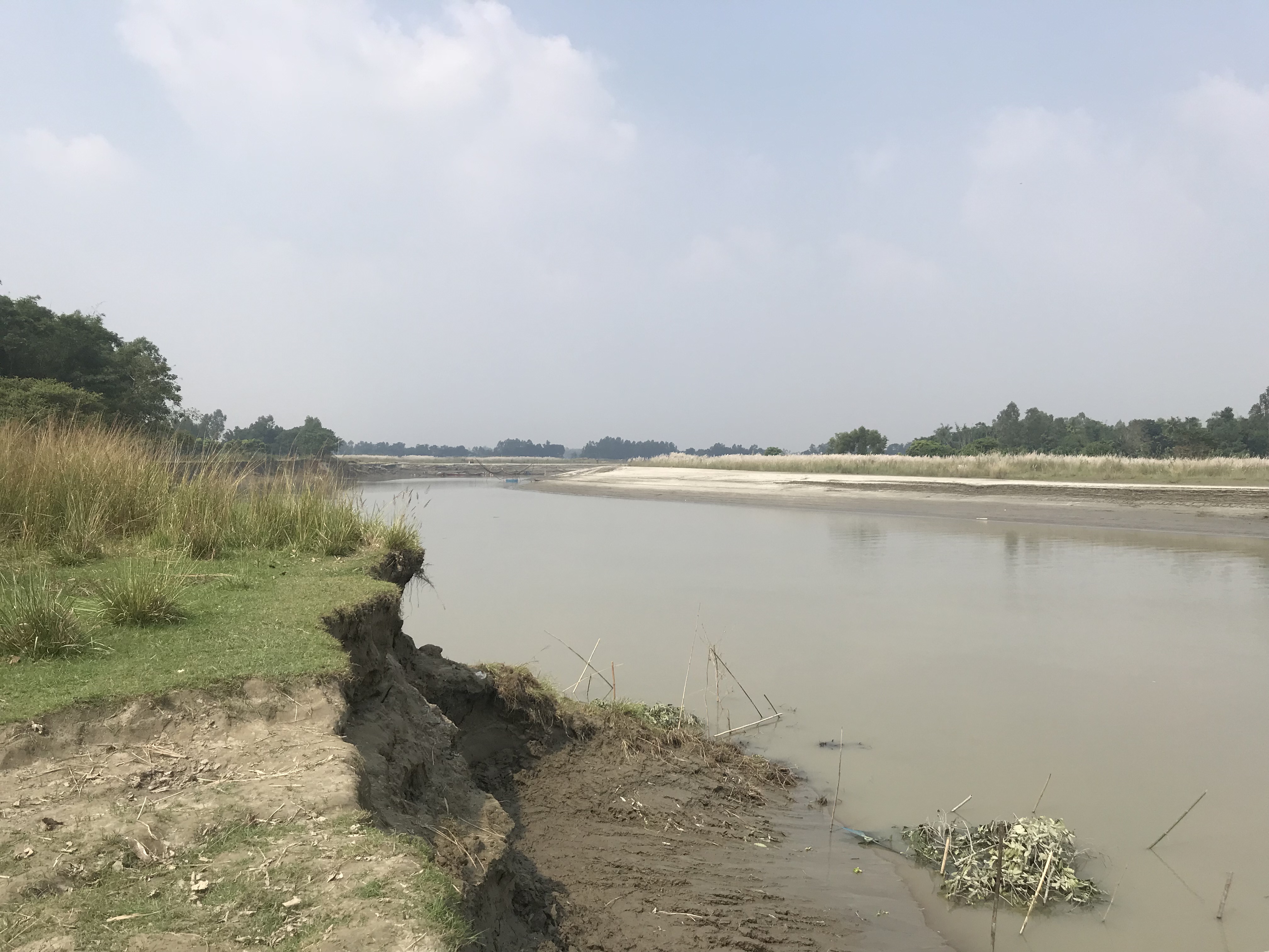 ধলেশ্বরী নদী, সিরাজদিখানের দুই প্রধান নদীর একটি; ২০১৮ সালের অক্টোবরে তোলা, স্থান উল্লেখ নেই। ছবি: Asivechowdhury / উইকিমিডিয়া কমন্স (CC BY-SA 4.0)