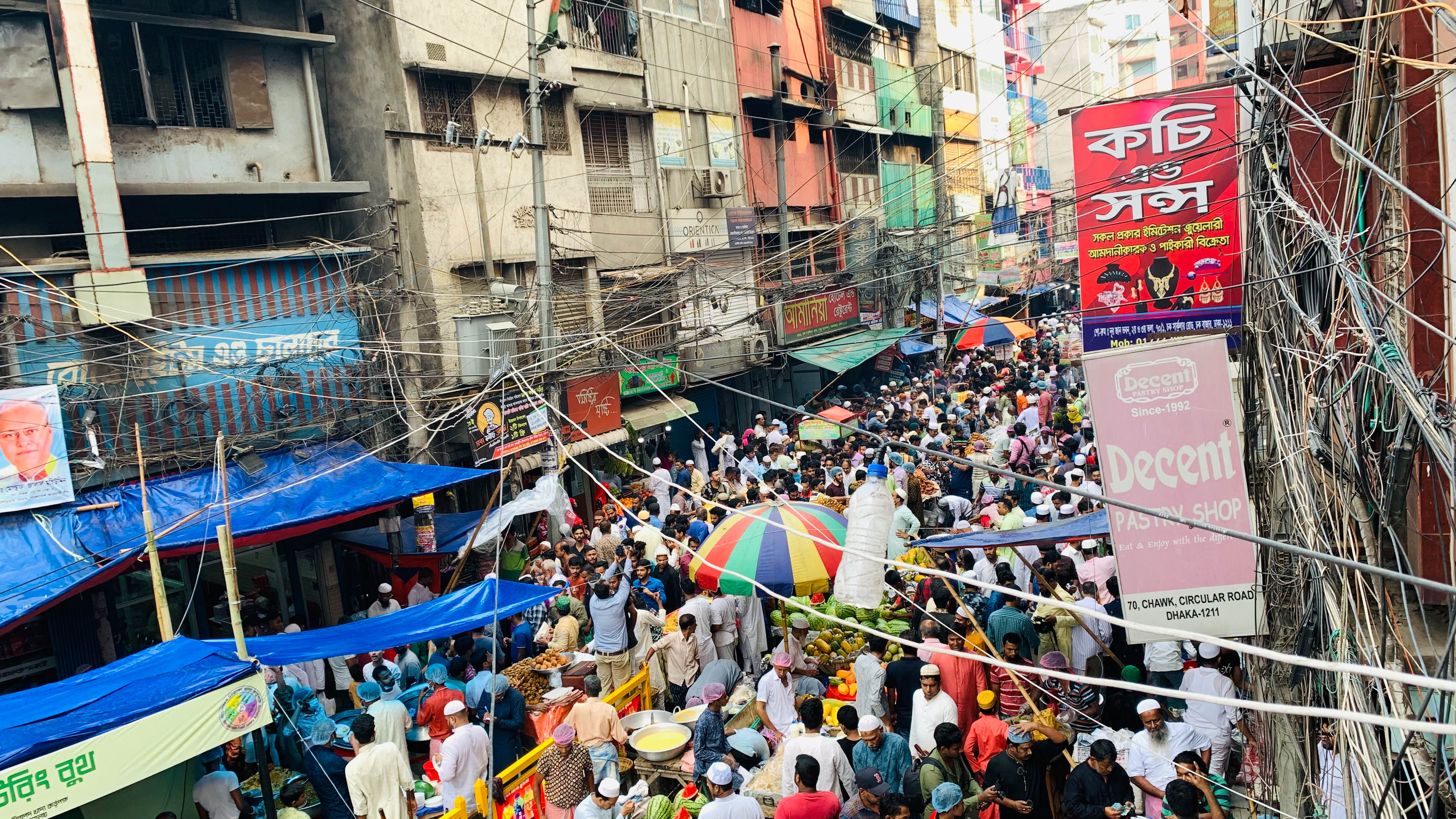 পুরান ঢাকার চকবাজারের ইফতার বাজারে ইফতারির দোকান, ছবিটি ২০২৩ সালের ২৪ মার্চ তোলা। ছবি: Rafsanahmed / উইকিমিডিয়া কমন্স (CC BY-SA 4.0)