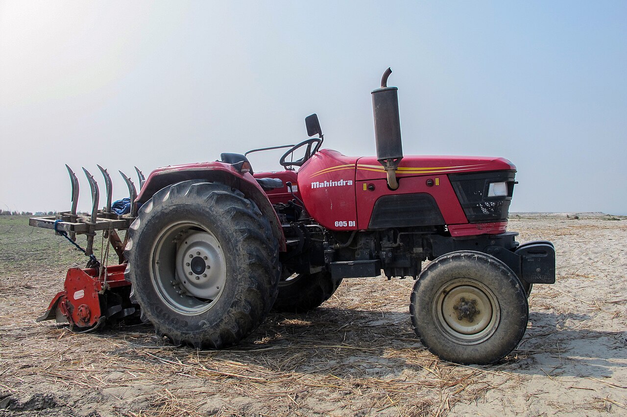 A tractor at Balur Ghat on the Padma, Rajshahi. Photo: Moheen Reeyad / Wikimedia Commons (CC BY-SA 4.0)