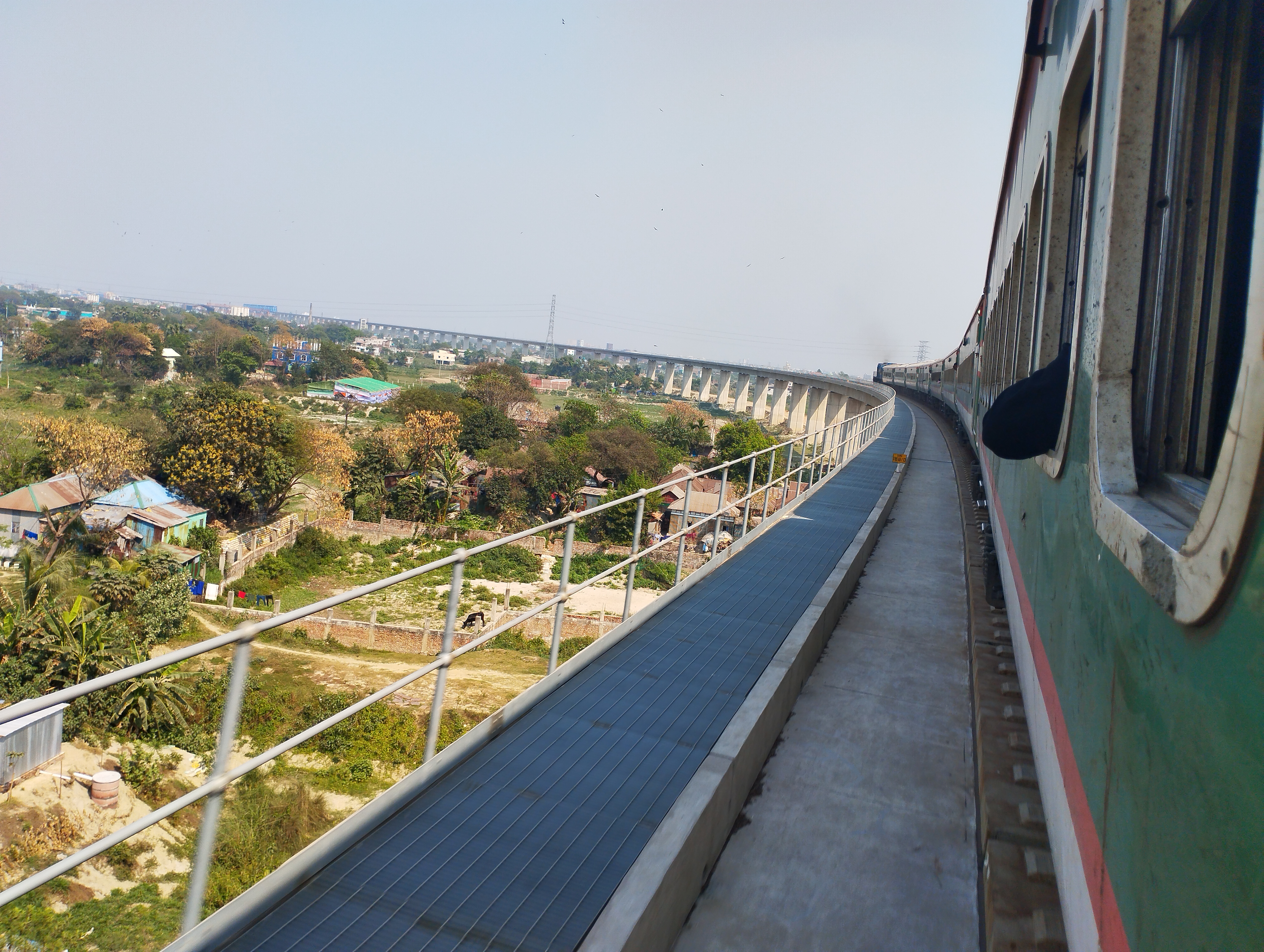 জাজিরা এলাকায় ঢাকা-যশোর রেলপথ, ২০২৪ সালের মার্চ। ছবি: Sakib8785 / উইকিমিডিয়া কমন্স (CC BY 4.0)