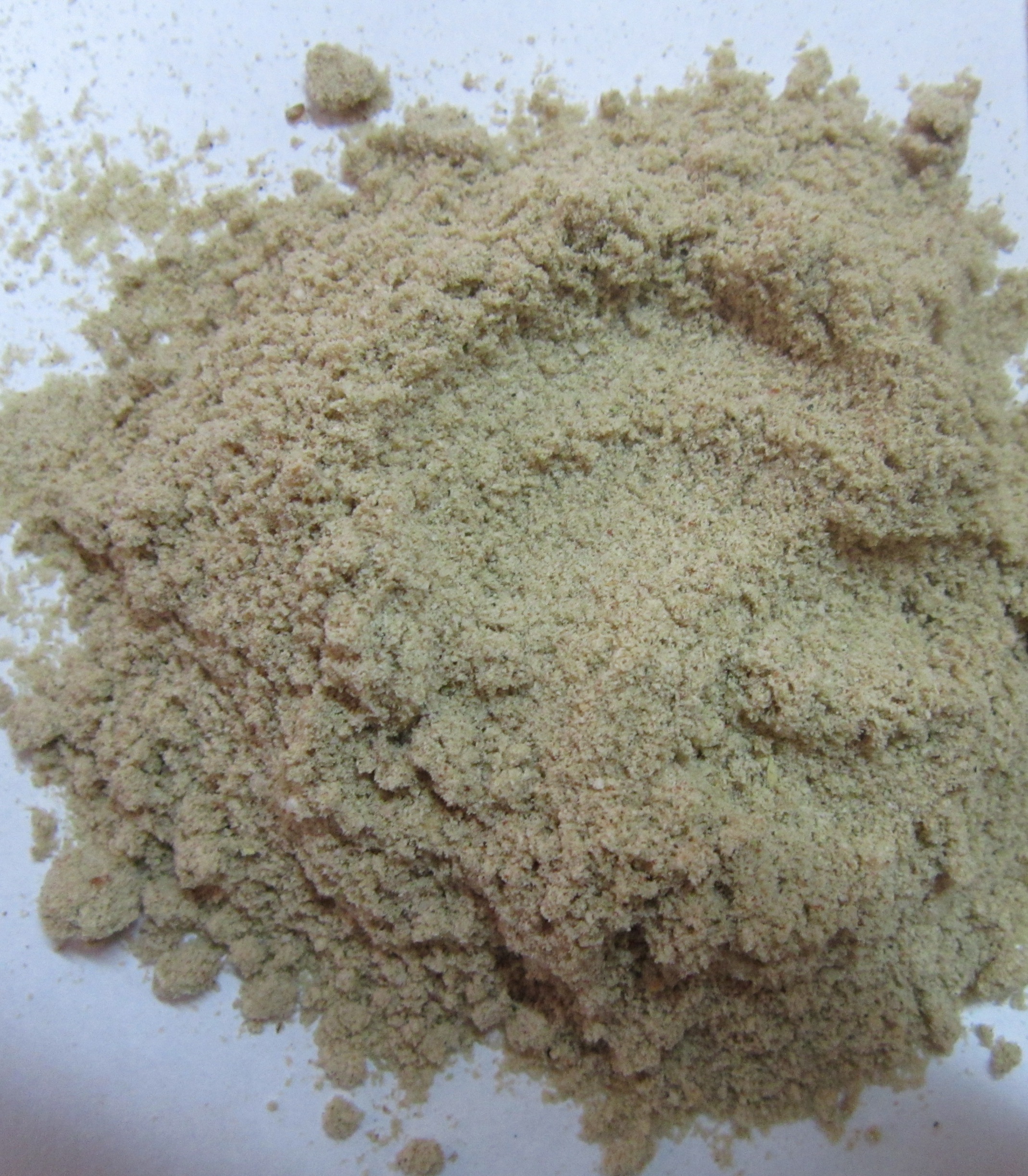 চালের কুঁড়া, বাদামি চাল ছেঁটে সাদা চাল করার সময় যে বাইরের স্তর বাদ পড়ে; এই নমুনা থেকে তেল নিষ্কাশন করা হয়েছে। ছবি: Palagiri / উইকিমিডিয়া কমন্স (CC BY-SA 3.0)