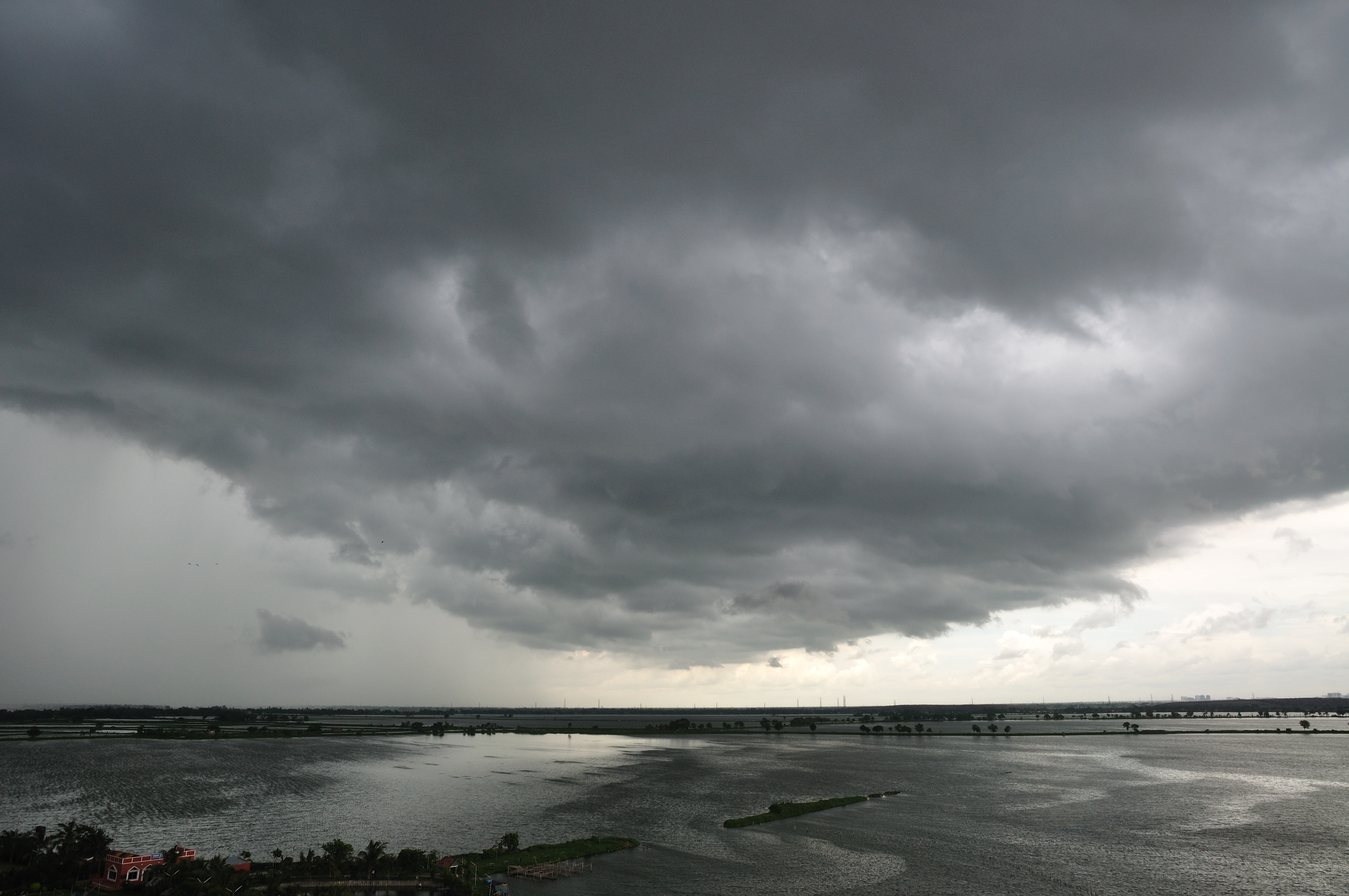 কলকাতার নলবনের আকাশে বর্ষার ঘন মেঘ; ২০২৬ সালের জুলাইয়ের বিরতির সময়ও পশ্চিমবঙ্গে বৃষ্টি চলছিল। ছবি: Biswarup Ganguly / উইকিমিডিয়া কমন্স (CC BY-SA 3.0)