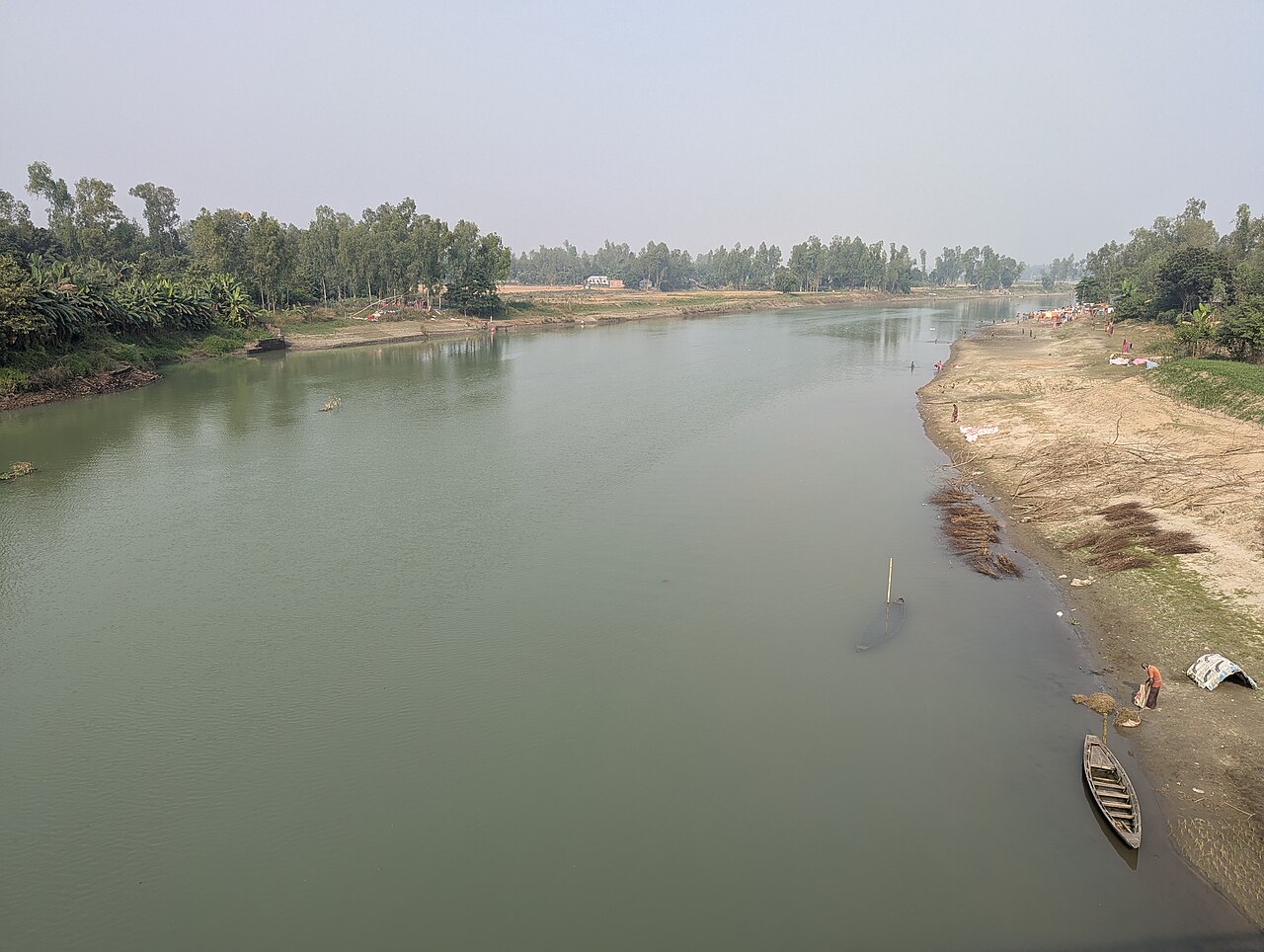 বগুড়ার সারিয়াকান্দিতে বাঙ্গালী নদী। নদী আর তার পুরোনো খাতই ঠিক করে কোথায় পানি জমবে, কত দিন থাকবে। ছবি: রকি মাসুম / উইকিমিডিয়া কমন্স (CC BY-SA 4.0)