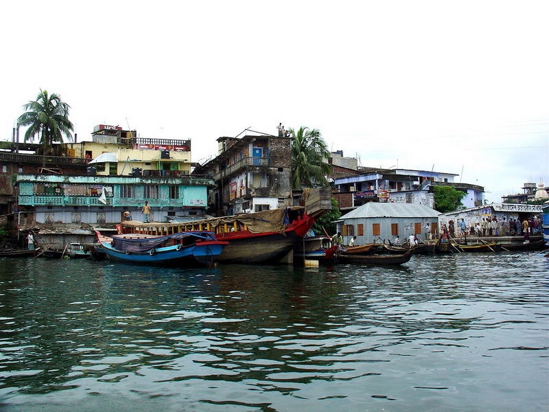 রাঙ্গামাটি শহরে হ্রদের তীরে একটি বাজার এলাকার পাশে নোঙর করা নৌকা। ছবি: মির্জা সালমান হোসেন বেগ / উইকিমিডিয়া কমন্স (সিসি বাই-এসএ ৩.০)