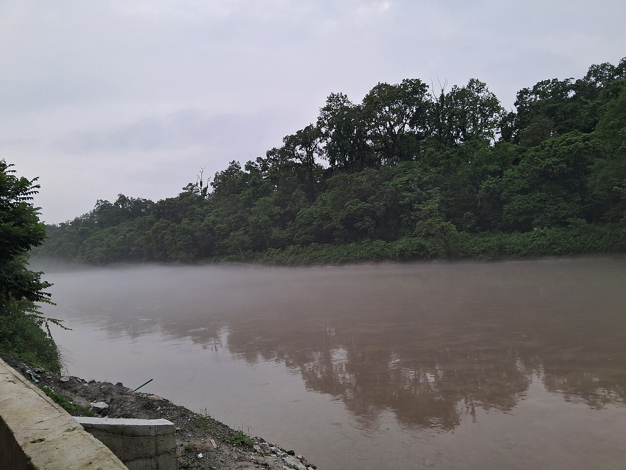 তিস্তা সেচ প্রকল্পের একটি খালের ওপর ভোরের কুয়াশা। নীলফামারী, রংপুর, দিনাজপুর ও বগুড়ার অনেক বোরোচাষির সেচ খরচ কমিয়েছে খালের পানি। ছবি: শরদিন্দু ভট্টাচার্য্য / উইকিমিডিয়া কমন্স (CC BY-SA 4.0)
