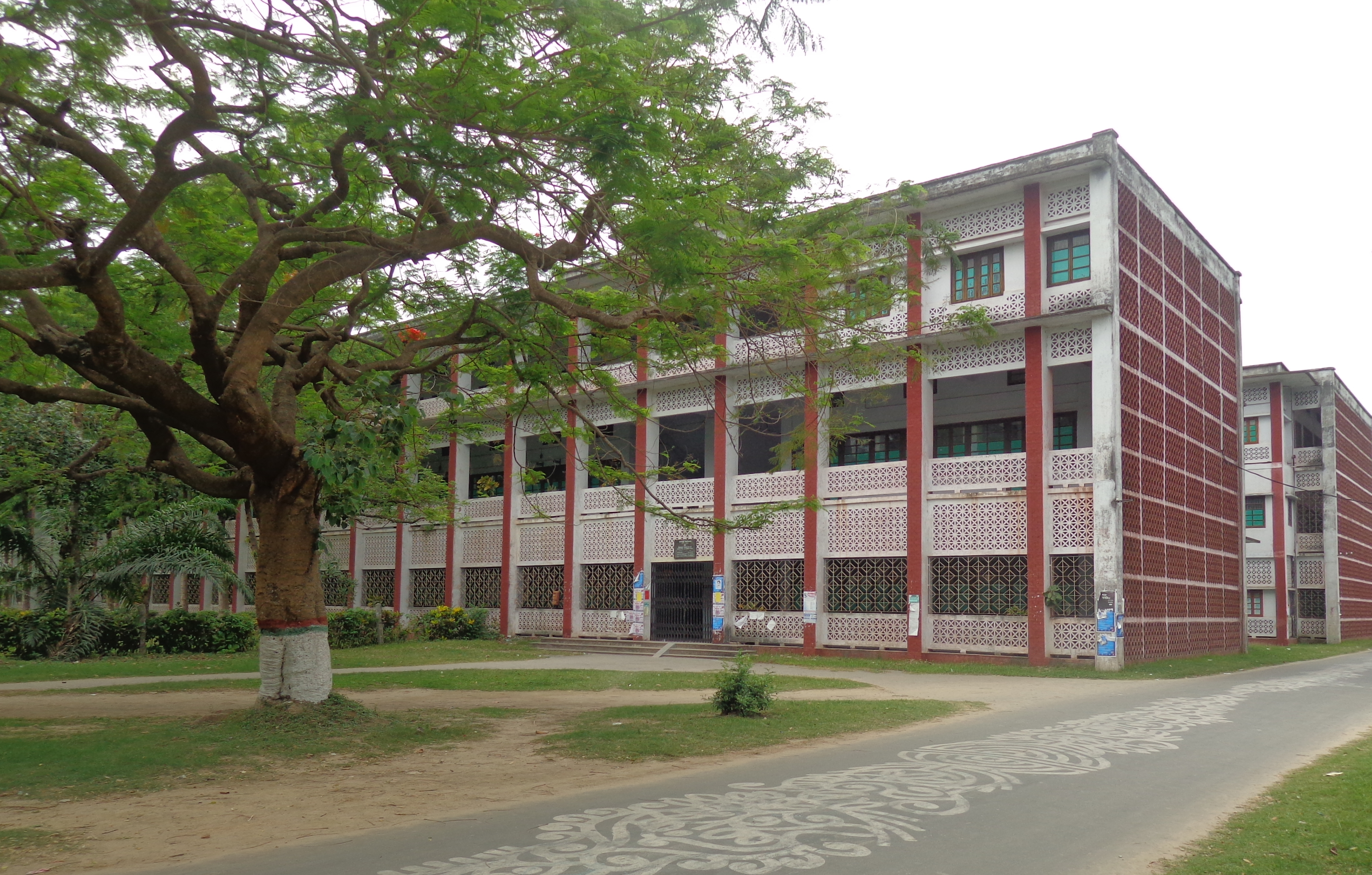 রাজশাহী বিশ্ববিদ্যালয়ের প্রথম বিজ্ঞান ভবন। ছবি: Rocky Masum / উইকিমিডিয়া কমন্স (CC BY-SA 4.0)