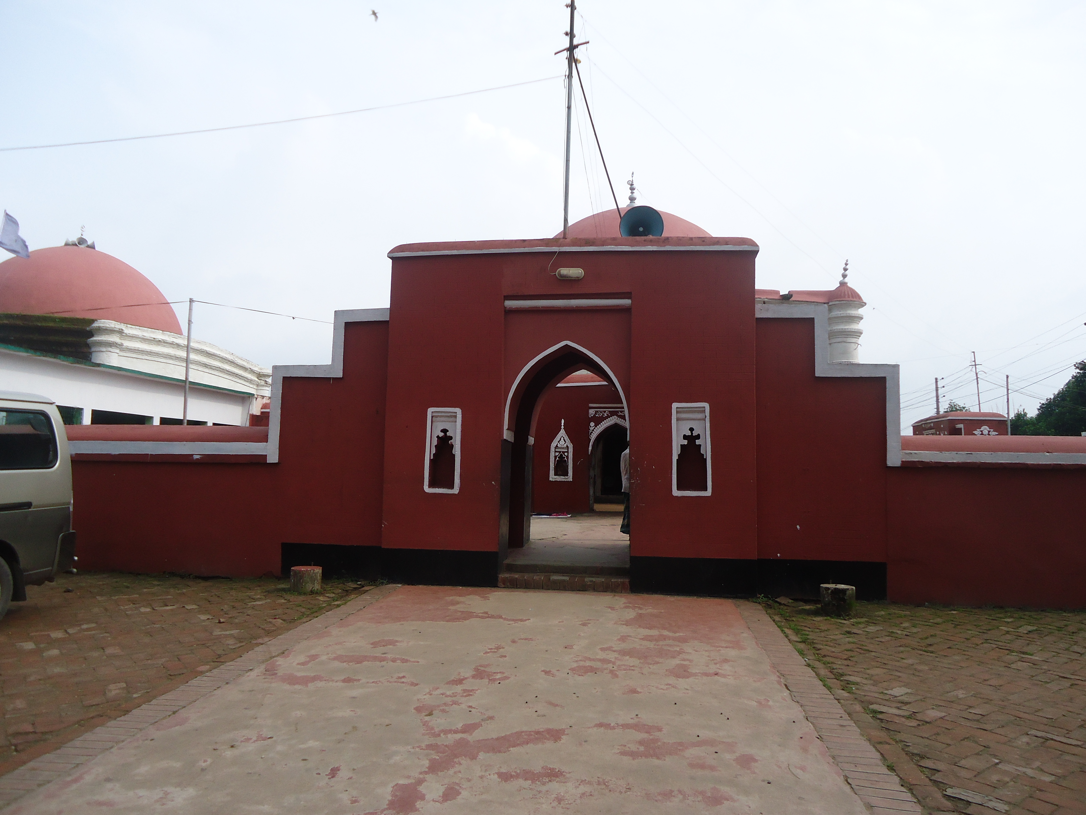 বাগেরহাটে খানজাহান আলীর সমাধিভবনের সম্মুখভাগ, ২০১০ সালের জানুয়ারিতে তোলা। ছবি: Md. Imran Hossain Molla / উইকিমিডিয়া কমন্স (CC BY-SA 4.0)