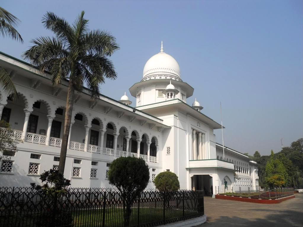 ঢাকায় বাংলাদেশ সুপ্রিম কোর্টের ভবন। সুপ্রিম কোর্ট প্রাঙ্গণের আইনজীবী সমিতি ভবনে এলআরএফের কার্যালয়ে উৎসবটি হয়। ছবি: F2416 / উইকিমিডিয়া কমন্স (CC BY-SA 4.0)