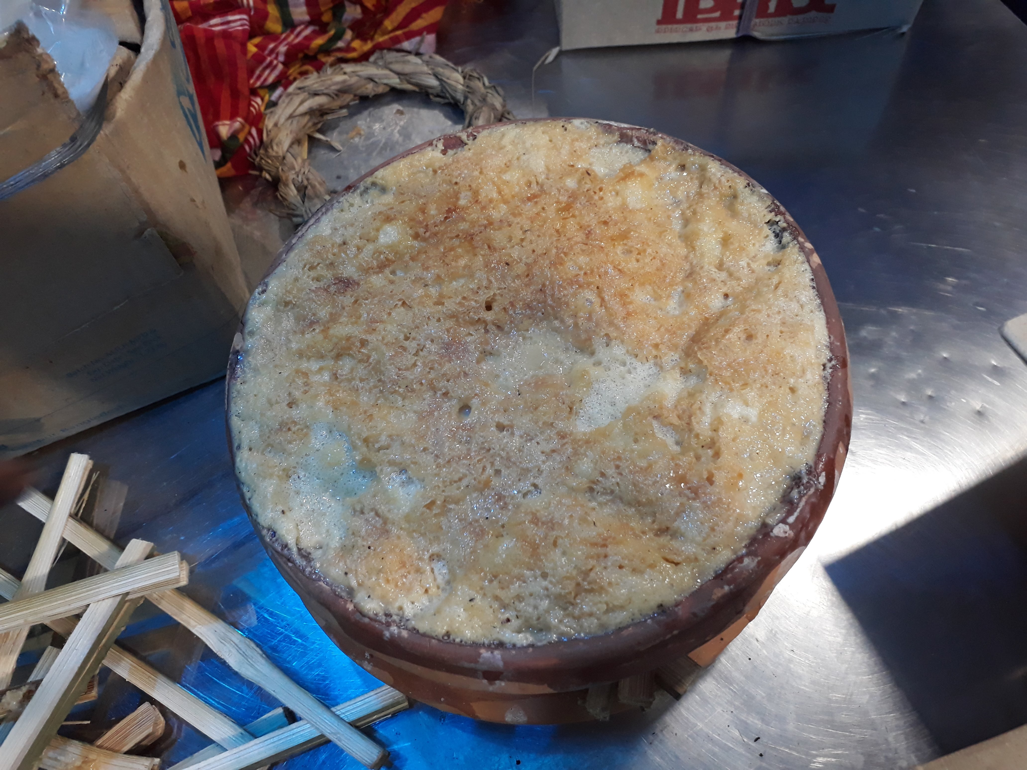 মাটির হাঁড়িতে বগুড়ার দই; উত্তরের এই জেলা মিষ্টি দইয়ের জন্য পরিচিত। ছবি: Sm faysal / উইকিমিডিয়া কমন্স (CC BY-SA 4.0)