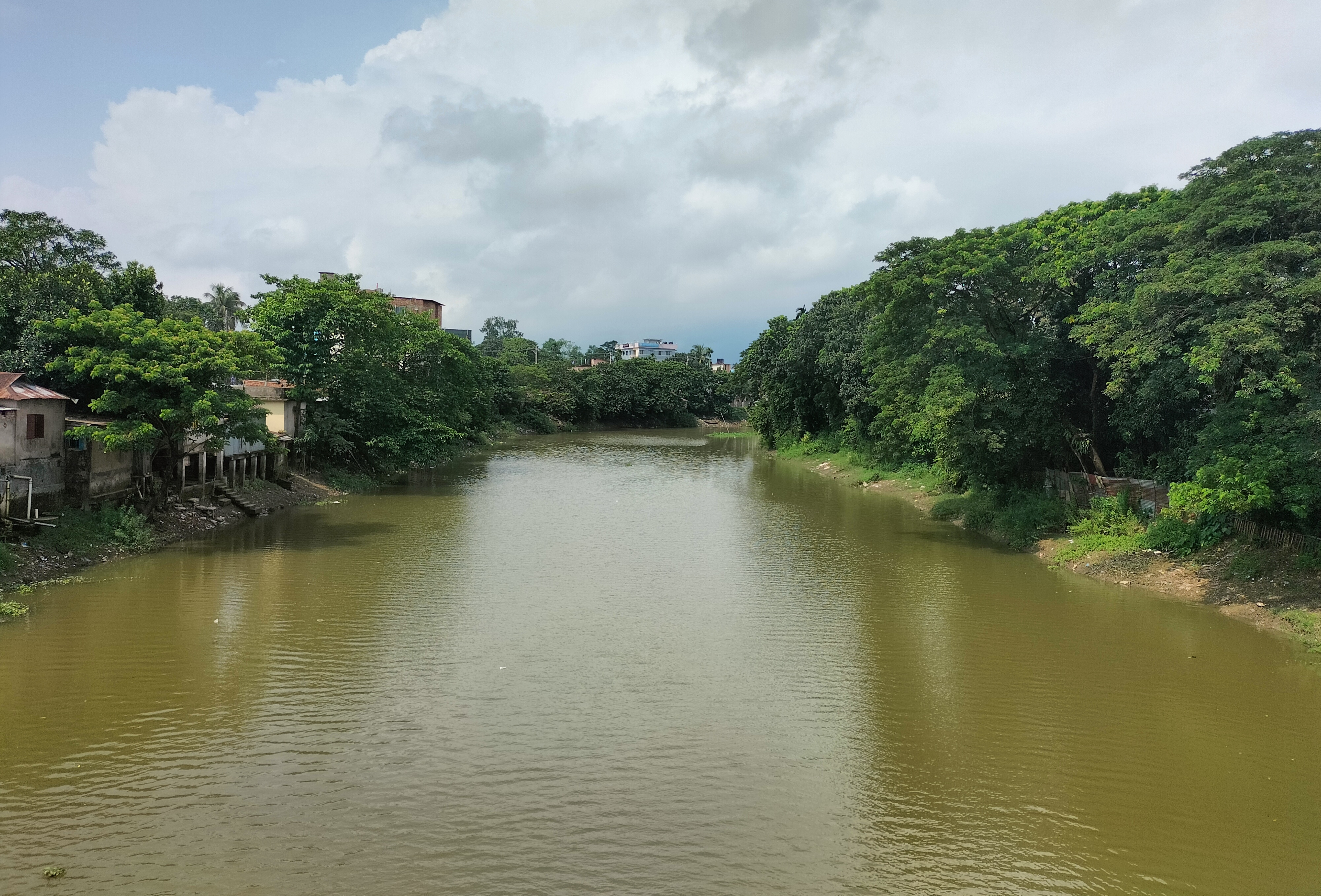 নেত্রকোনার মোক্তারপাড়া সেতু থেকে মগড়া নদী, ২০২২ সালে তোলা। ছবি: কুপি বাতি / উইকিমিডিয়া কমন্স (CC BY-SA 4.0)