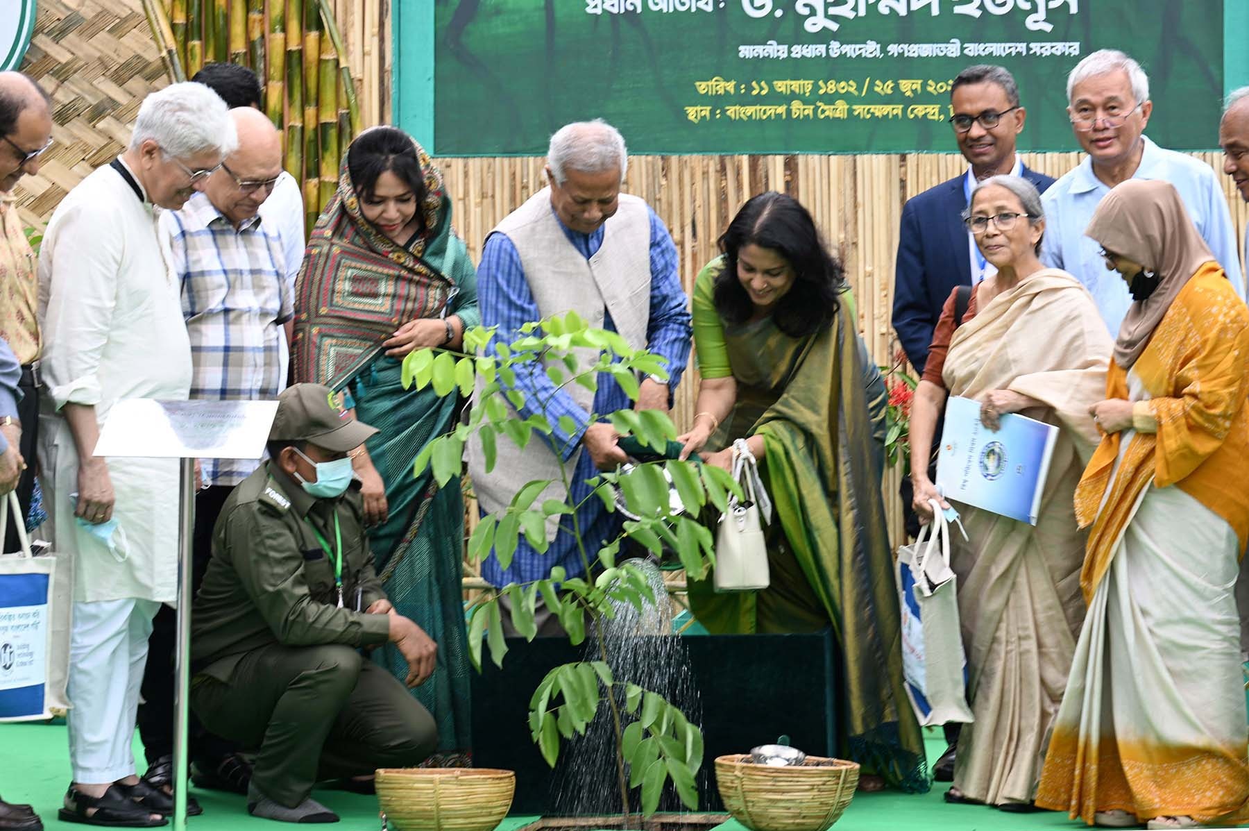 ২০২৫ সালের ২৫ জুন ঢাকায় বাংলাদেশ-চীন মৈত্রী সম্মেলন কেন্দ্রে চারা রোপণের মাধ্যমে জাতীয় বৃক্ষরোপণ অভিযান ও বৃক্ষমেলার উদ্বোধন। ছবি: Press Information Department / উইকিমিডিয়া কমন্স (পাবলিক ডোমেইন)