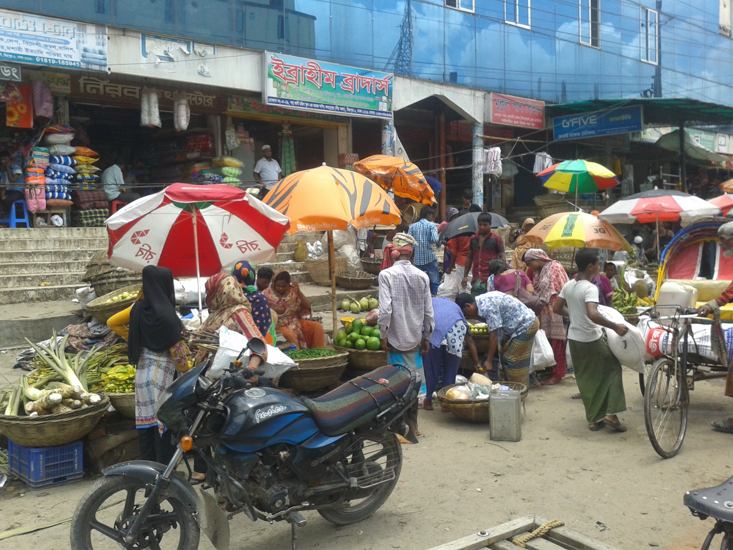 ঢাকার মিরপুর ১ নম্বরে রাস্তার ধারের একটি সবজির বাজার। ছবি: Hopeoflight / উইকিমিডিয়া কমন্স (CC BY-SA 4.0)