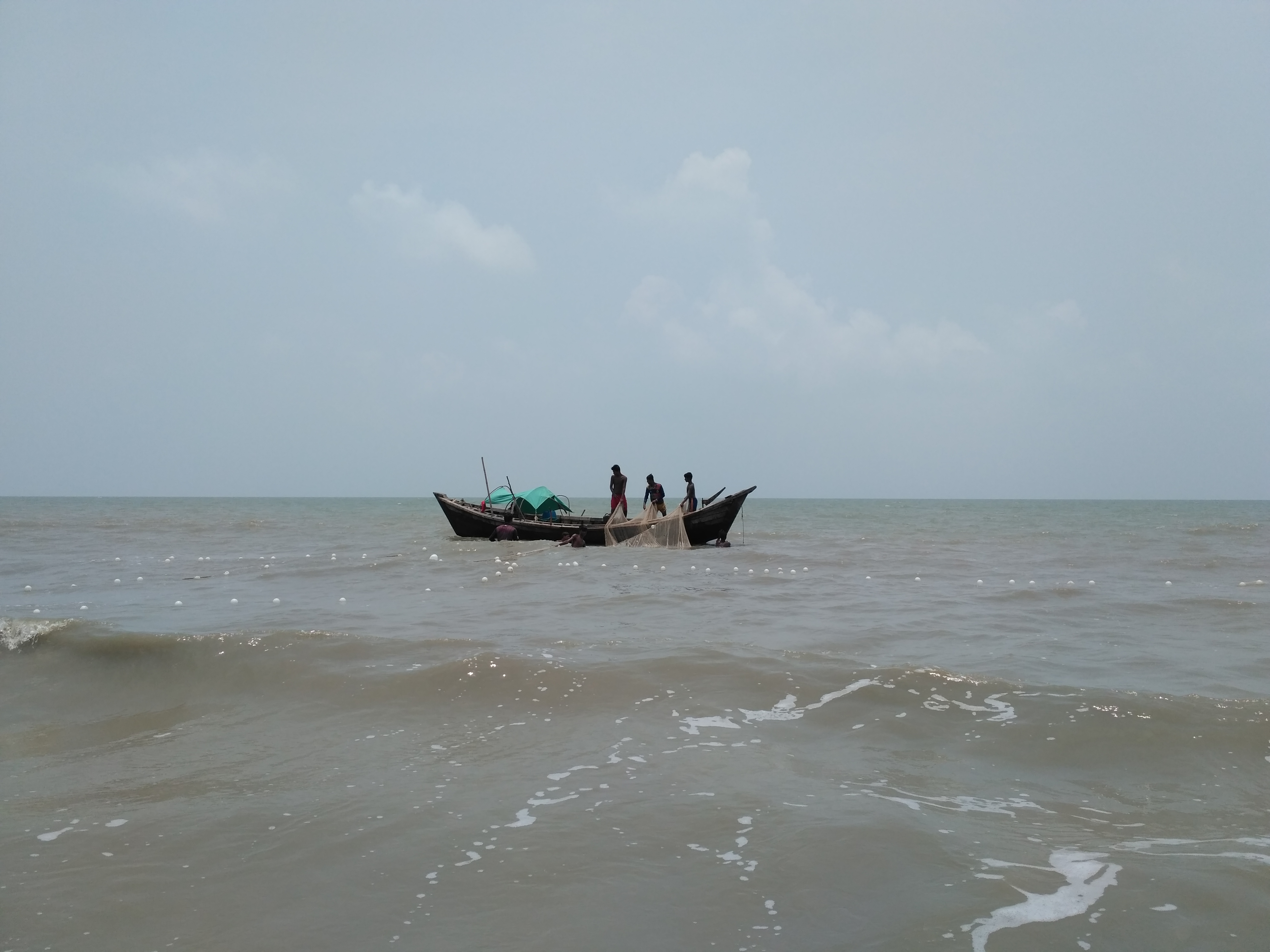 কুয়াকাটার সাগরে মাছ ধরছেন স্থানীয় জেলেরা। ছবি: Samiul33bhuiyan / উইকিমিডিয়া কমন্স (CC BY-SA 4.0)