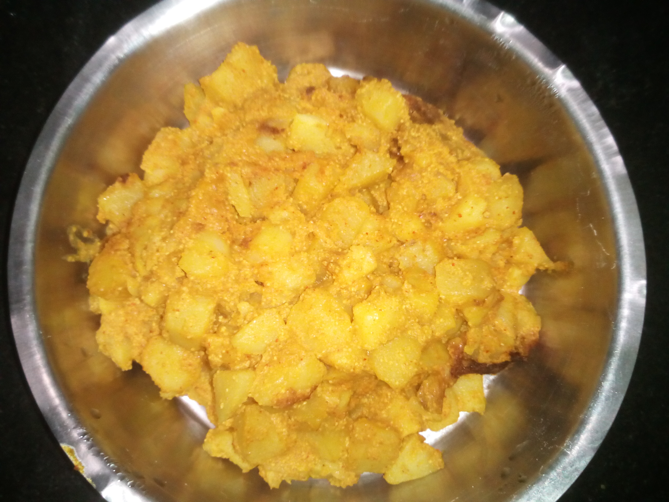 আলু পোস্ত, অর্থাৎ পোস্ত বাটায় রাঁধা আলু; ঝিঙে-আলু পোস্ত এই বাঙালি পদেরই একটি রূপ। ছবি: SDBeast / উইকিমিডিয়া কমন্স (CC BY-SA 4.0)