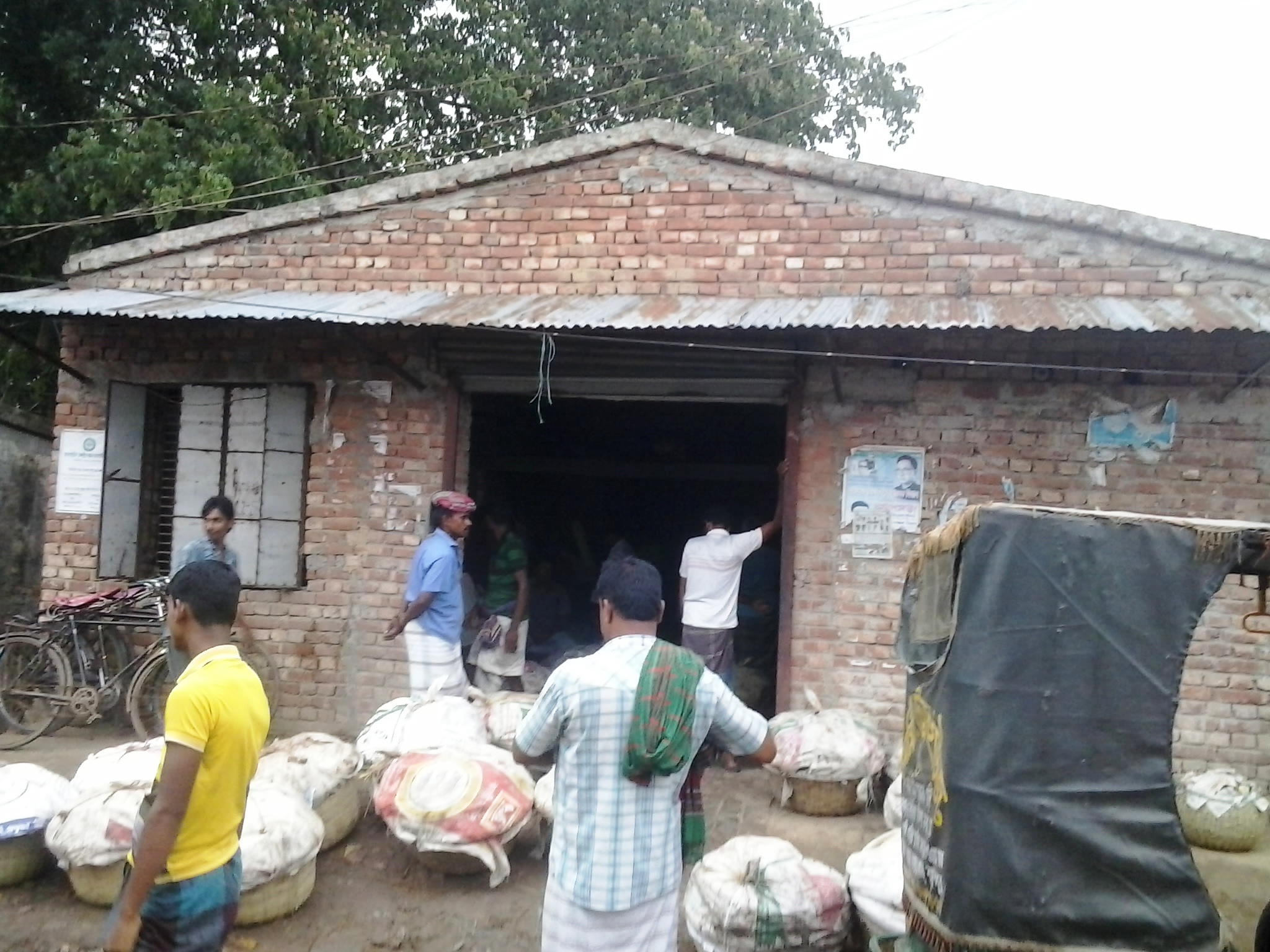 চাঁপাইনবাবগঞ্জ জেলার রহনপুর বাজারে একটি আমের আড়ত, ২০১৫ সালের জুনে তোলা। ছবি: Ferdous / উইকিমিডিয়া কমন্স (CC BY-SA 4.0)