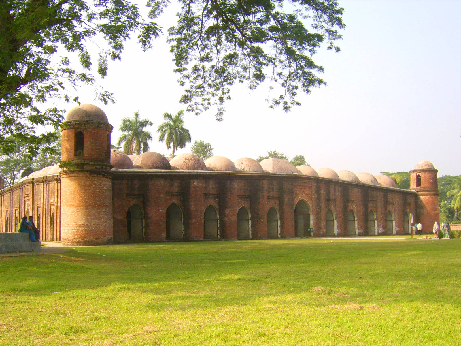 বাগেরহাট সদর উপজেলার ষাটগম্বুজ মসজিদ। ছবি: Belayet (User:Bellayet) / উইকিমিডিয়া কমন্স (CC BY 3.0)