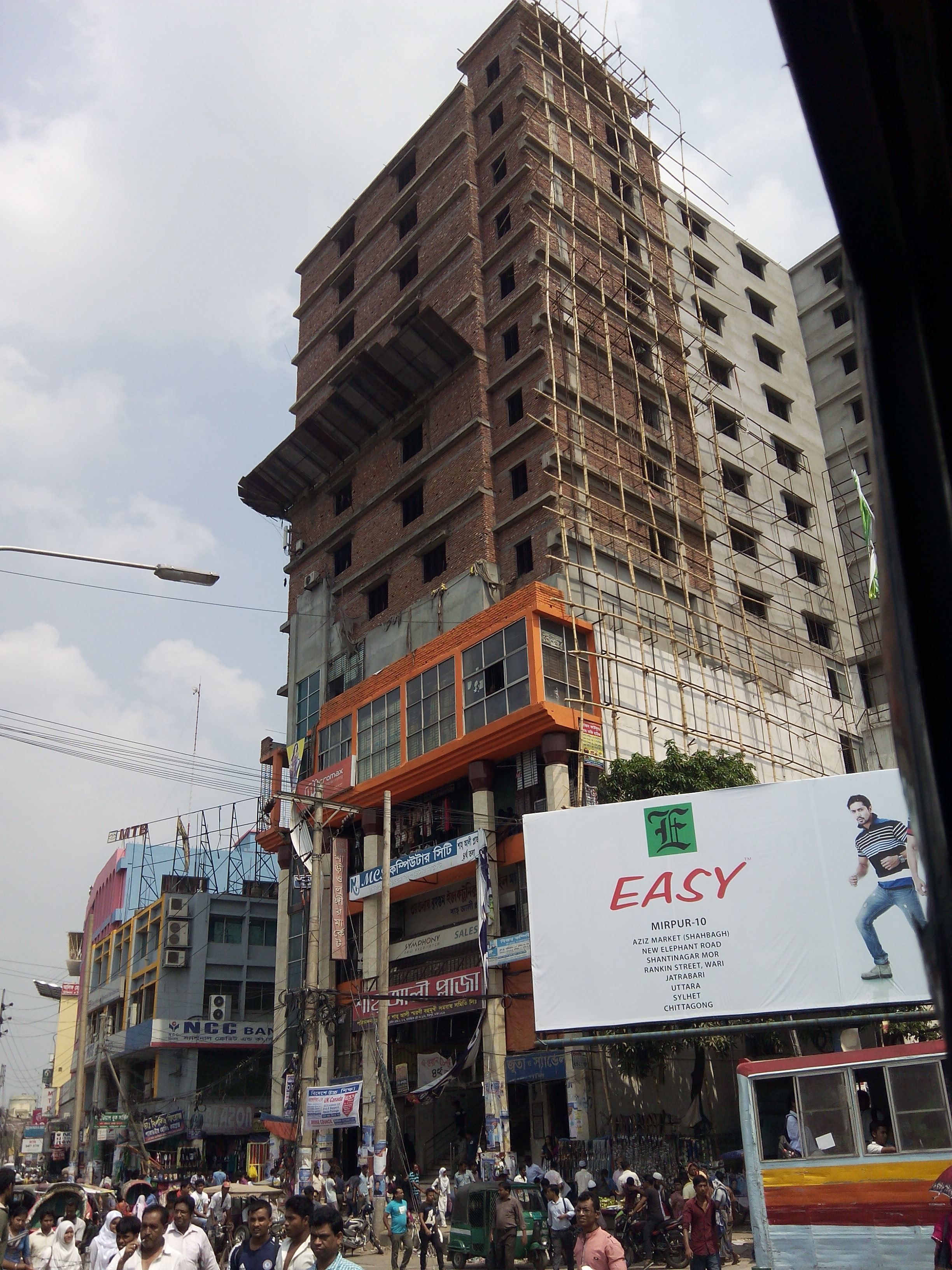 মিরপুর-১০ এলাকার বহুতল ভবন, ২০১৪। এই এলাকার একটি স্কুলমাঠে বৃক্ষরোপণ কর্মসূচির উদ্বোধন হয়। ছবি: Aashaa / উইকিমিডিয়া কমন্স (CC BY-SA 3.0)