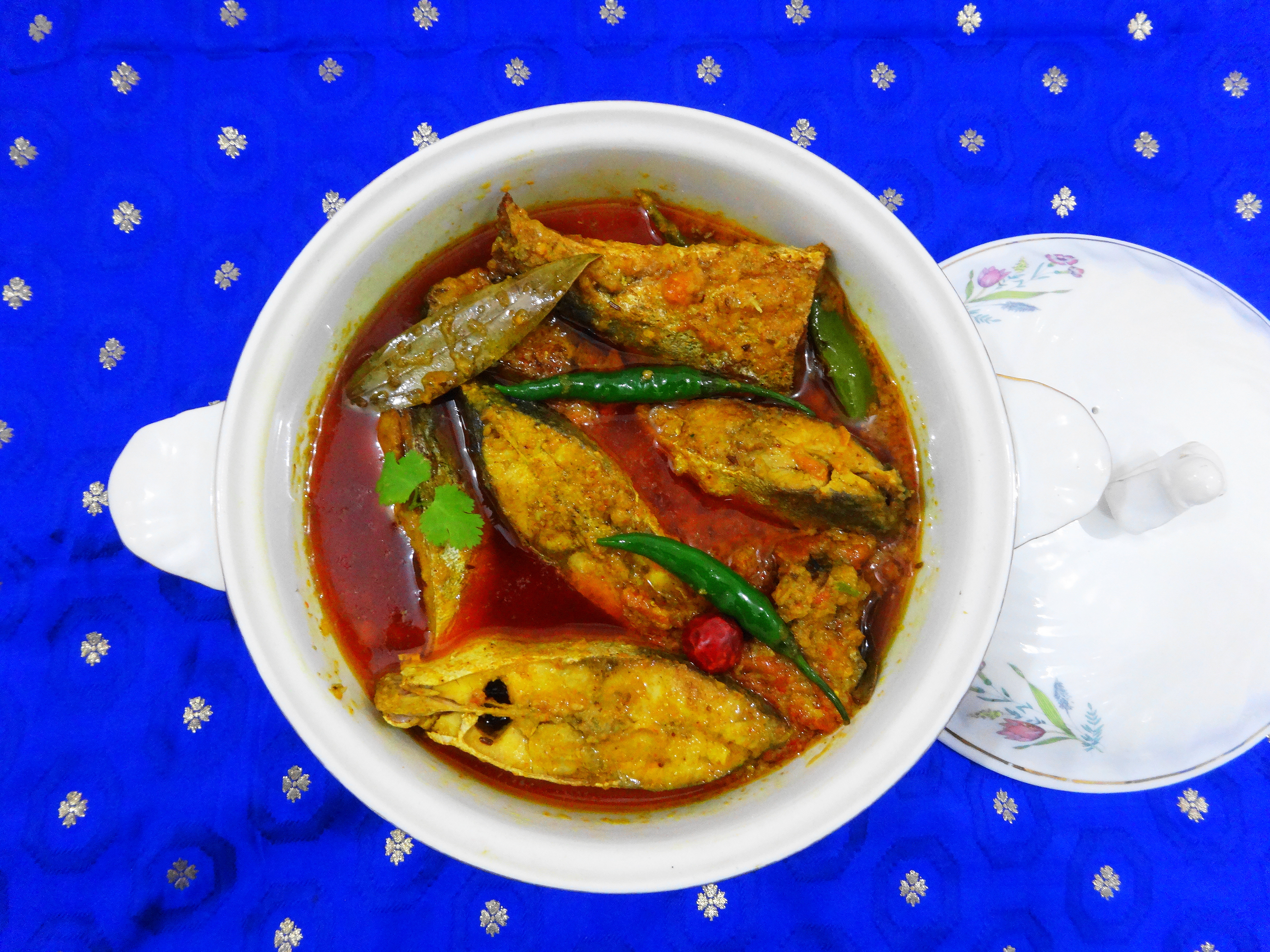ভাতের সঙ্গে বাঙালি ধাঁচের মাছের তরকারি। ছবি: Miansari66 / উইকিমিডিয়া কমন্স (CC0)
