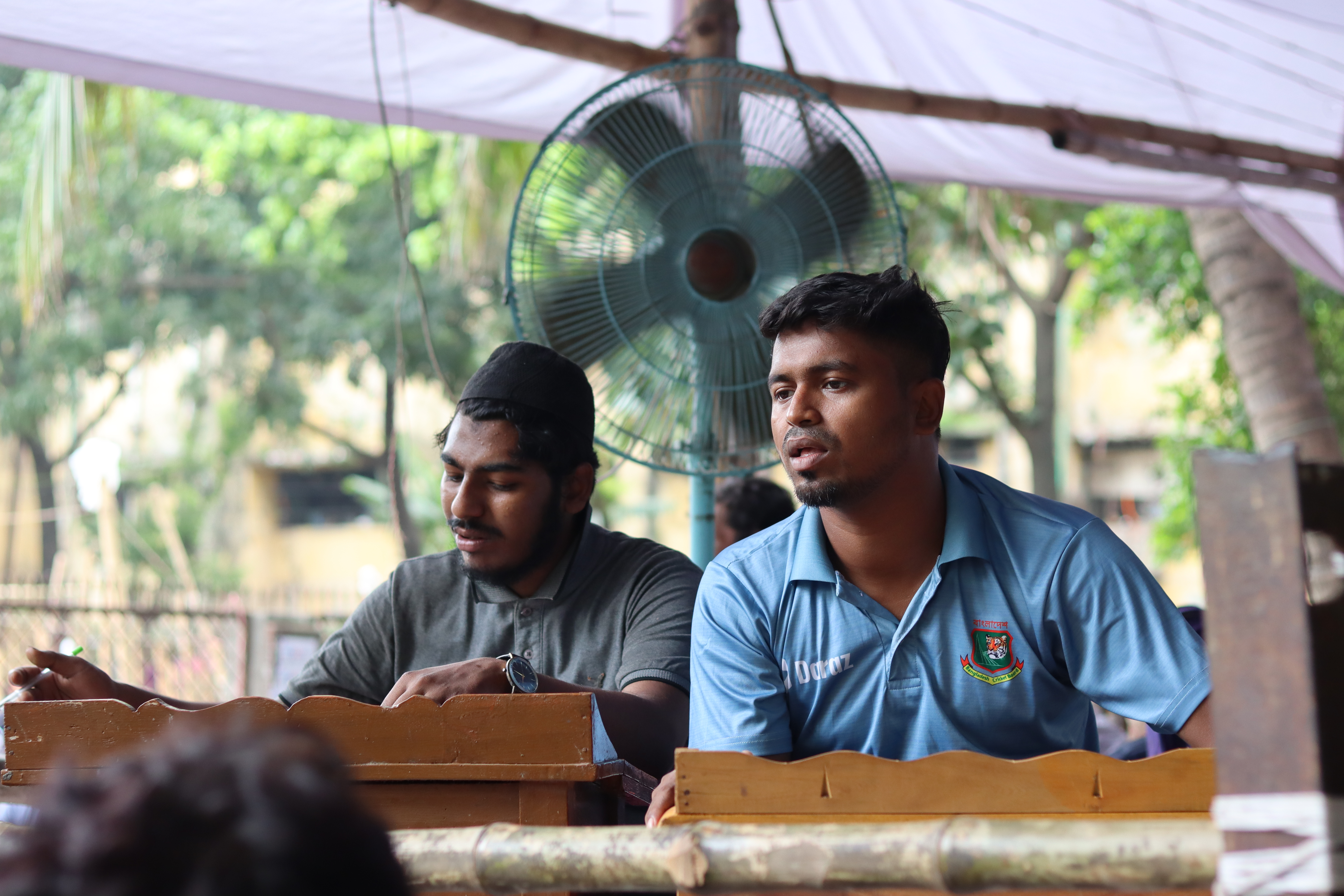 বাংলাদেশে ঈদুল আজহার একটি পশুর হাটে কোরবানির গরু, জুন ২০২৪। ছবি: Wasiul Bahar / উইকিমিডিয়া কমন্স (CC BY-SA 4.0)