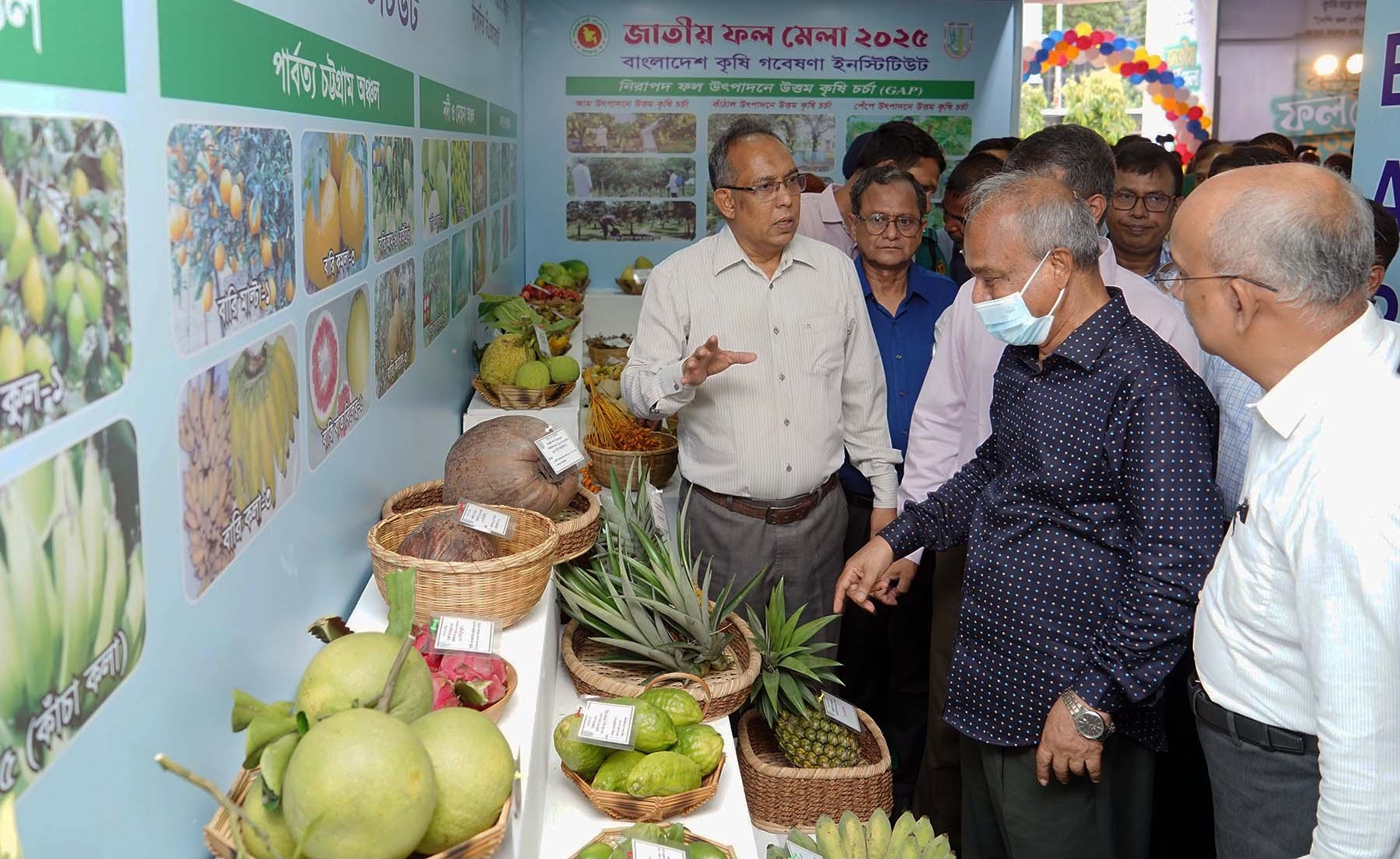 ২০২৫ সালের ১৯ জুন কৃষিবিদ ইনস্টিটিউশন বাংলাদেশে আগের বছরের জাতীয় ফল মেলা পরিদর্শন করছেন তৎকালীন কৃষি উপদেষ্টা লেফটেন্যান্ট জেনারেল (অব.) মো. জাহাঙ্গীর আলম চৌধুরী। ছবি: Press Information Department / উইকিমিডিয়া কমন্স (পাবলিক ডোমেইন)