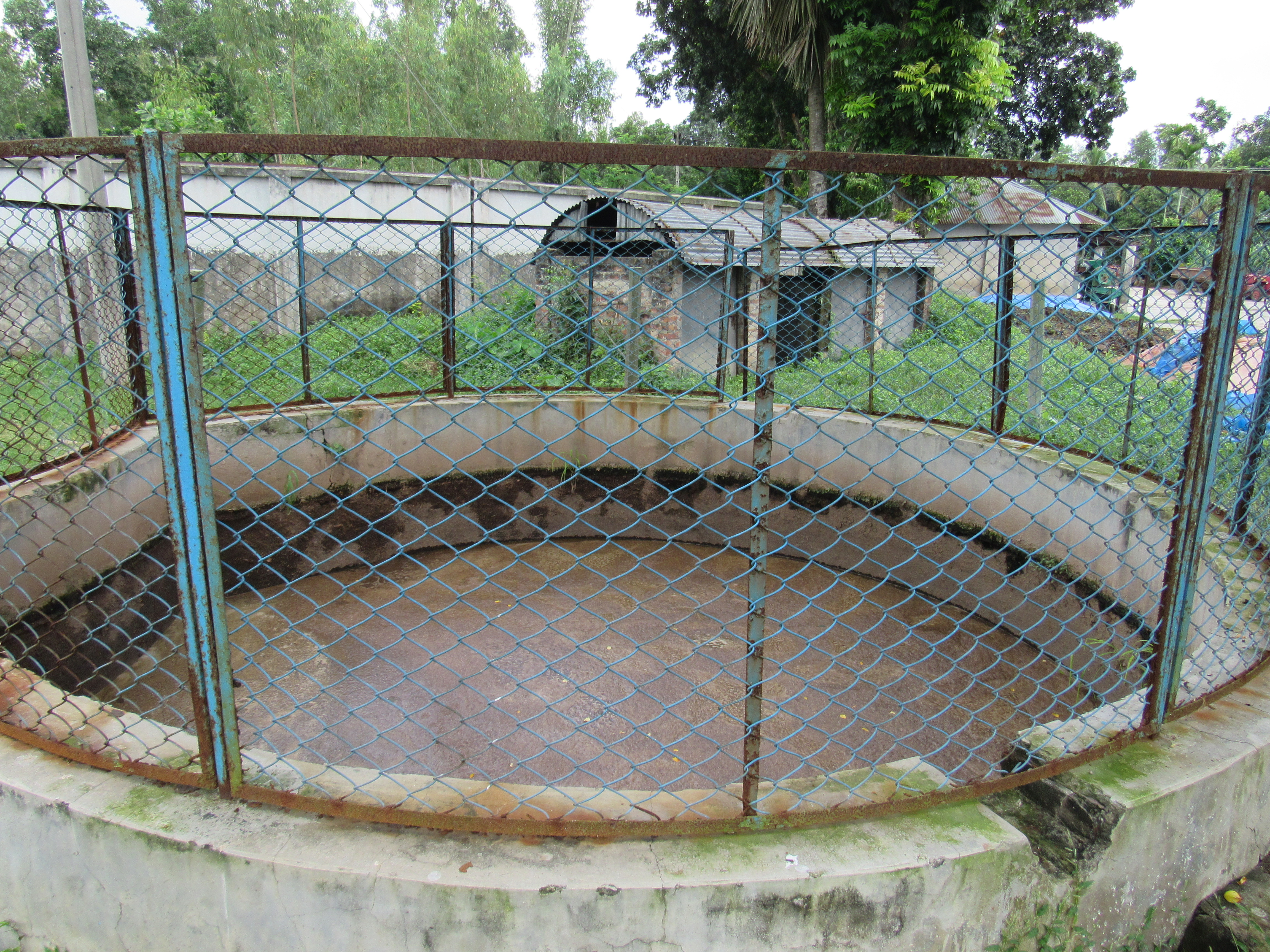 বায়োগ্যাস প্ল্যান্টের জন্য জমিয়ে রাখা গোবর, বগুড়ার আরডিএ। ছবি: Ibrahim Husain Meraj / উইকিমিডিয়া কমন্স (CC BY-SA 3.0)