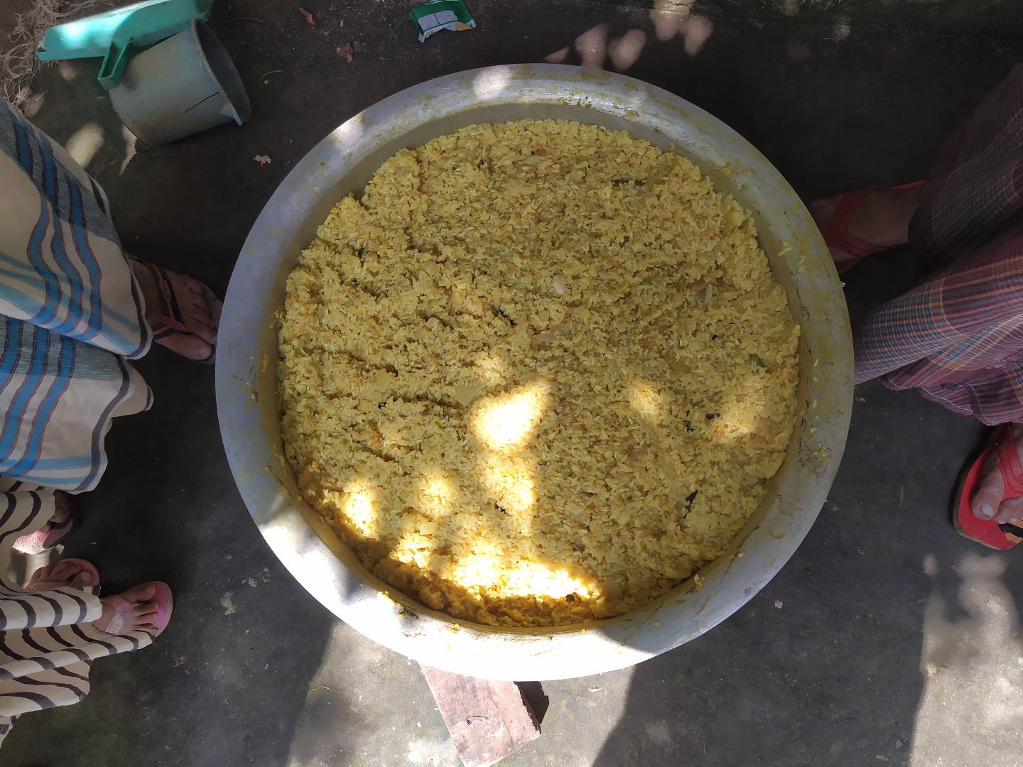 বাংলাদেশের একটি গ্রামে রান্না করা বড় এক হাঁড়ি খিচুড়ি। ছবি: Ifkaar / উইকিমিডিয়া কমন্স (CC BY-SA 4.0)