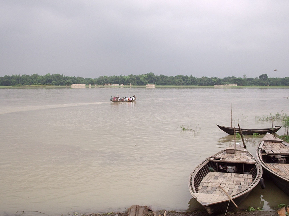 গাজীপুর থেকে কালীগঞ্জের সড়কের পাশে শীতলক্ষ্যা নদী। ছবি: Hasan Iqbal Wamy / উইকিমিডিয়া কমন্স (CC BY 2.0)