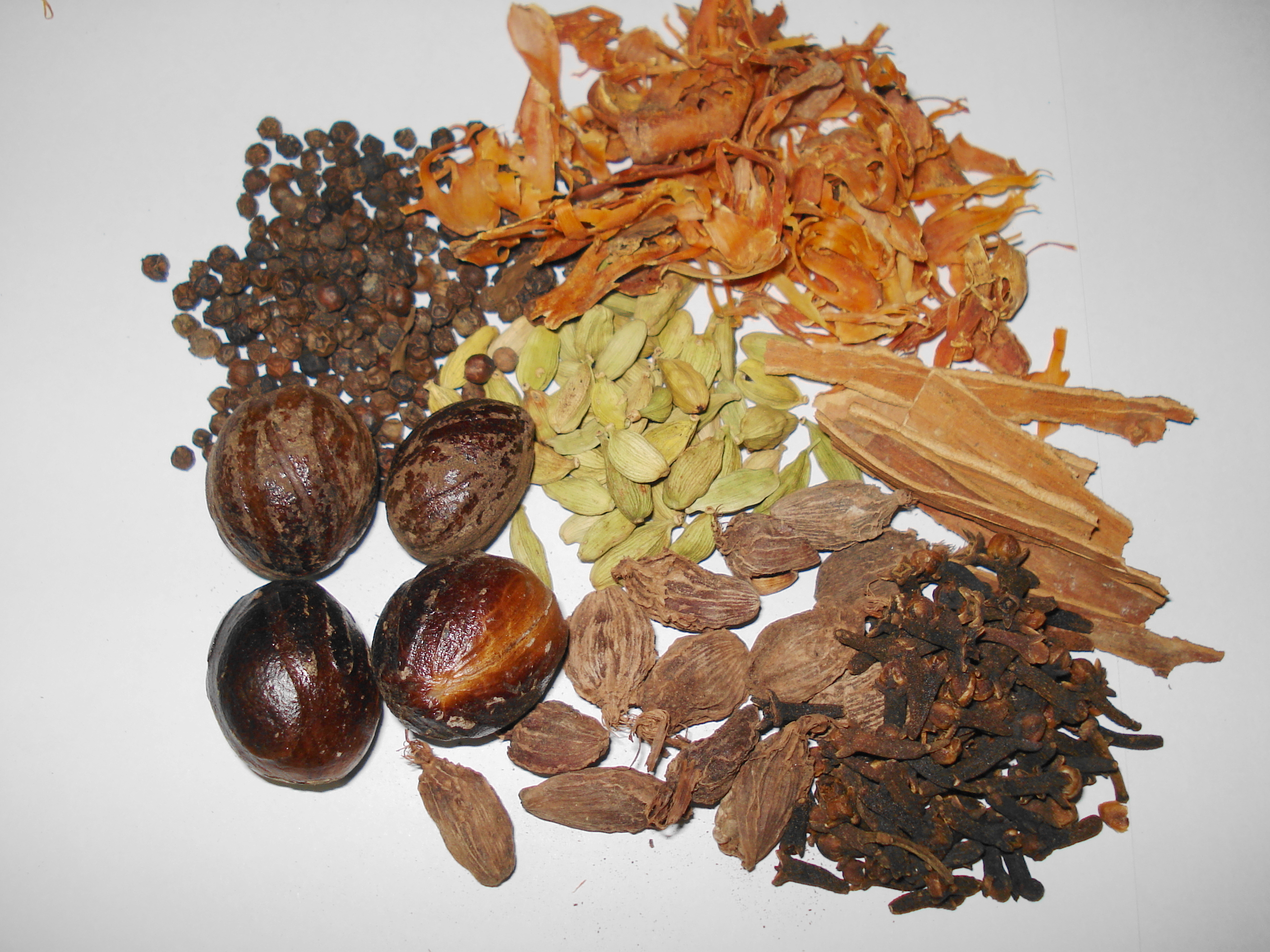 গরমমসলার নানা উপকরণ: এলাচ, দারুচিনি, লবঙ্গ, গোলমরিচ ইত্যাদি। ছবি: Miansari66 / উইকিমিডিয়া কমন্স (পাবলিক ডোমেইন)
