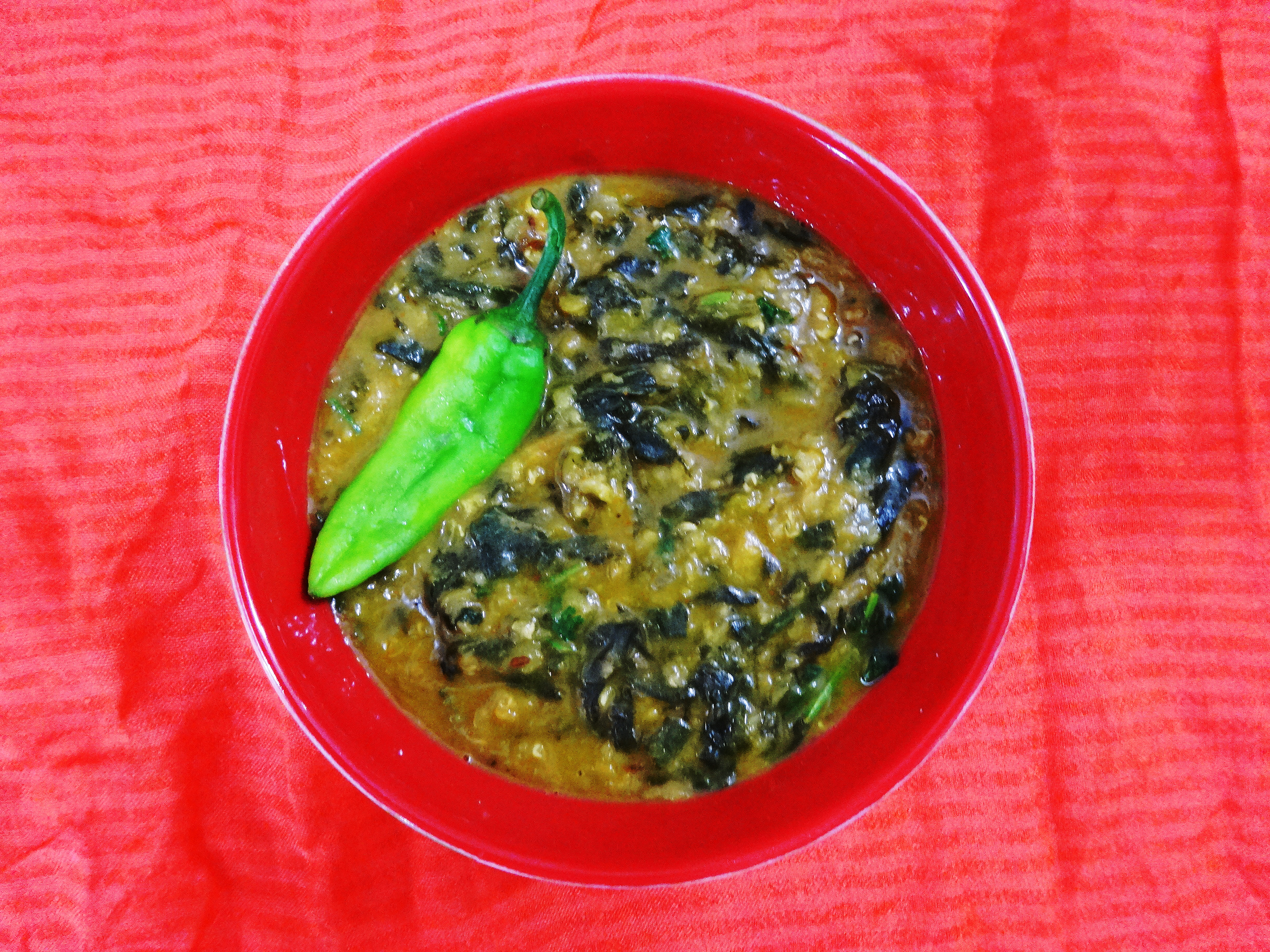 রান্না করা লাল মসুর ডাল, এখানে পালং শাকের সঙ্গে। ছবি: Miansari66 / উইকিমিডিয়া কমন্স (CC0)