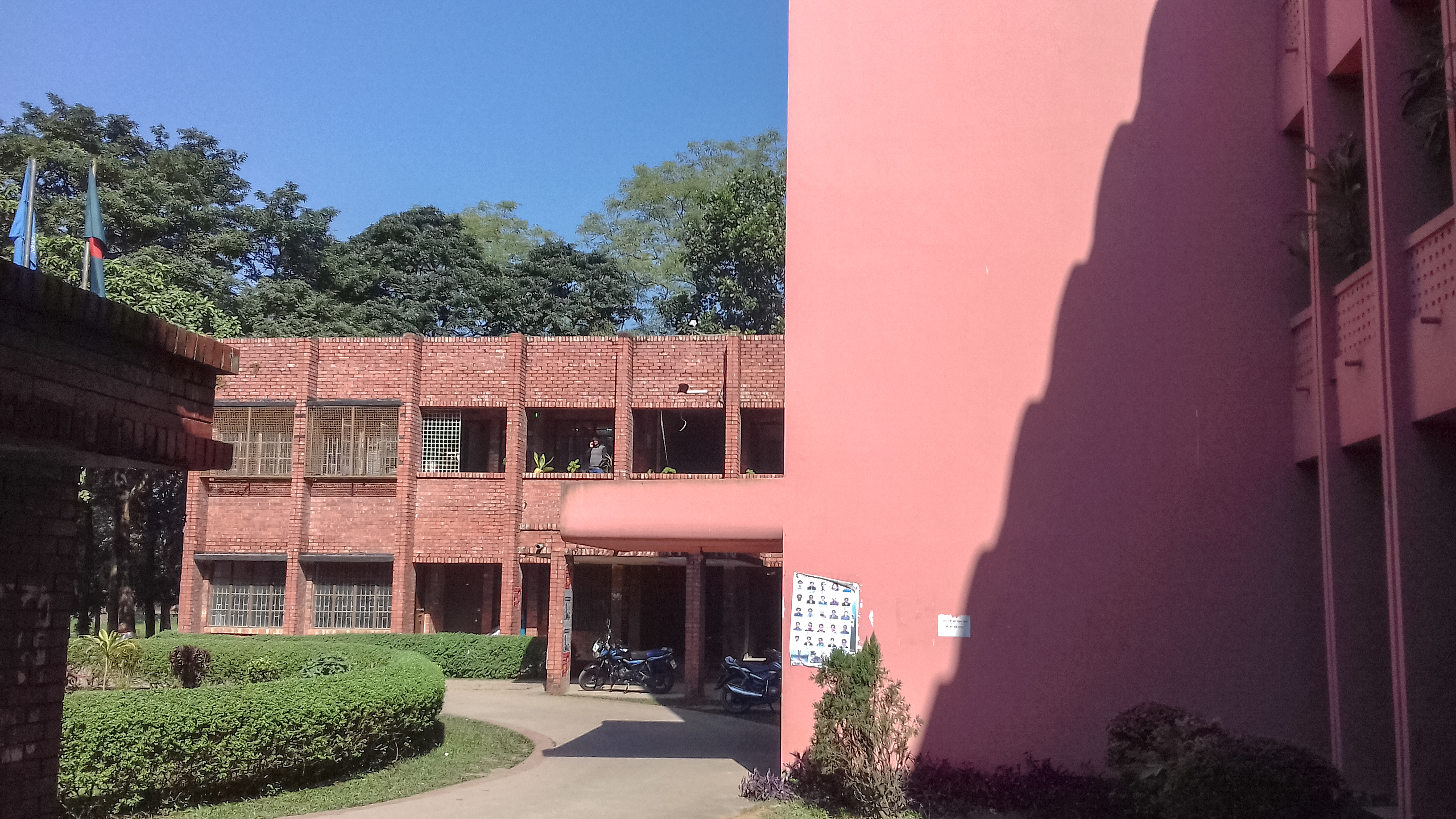 সাভারে জাহাঙ্গীরনগর বিশ্ববিদ্যালয়ের প্রশাসনিক ভবন; এর সামনের লেক ক্যাম্পাসে শীতের পাখি জড়ো হওয়ার একটি জায়গা। ছবি: Syed Sajidul Islam / উইকিমিডিয়া কমন্স (CC BY-SA 4.0)