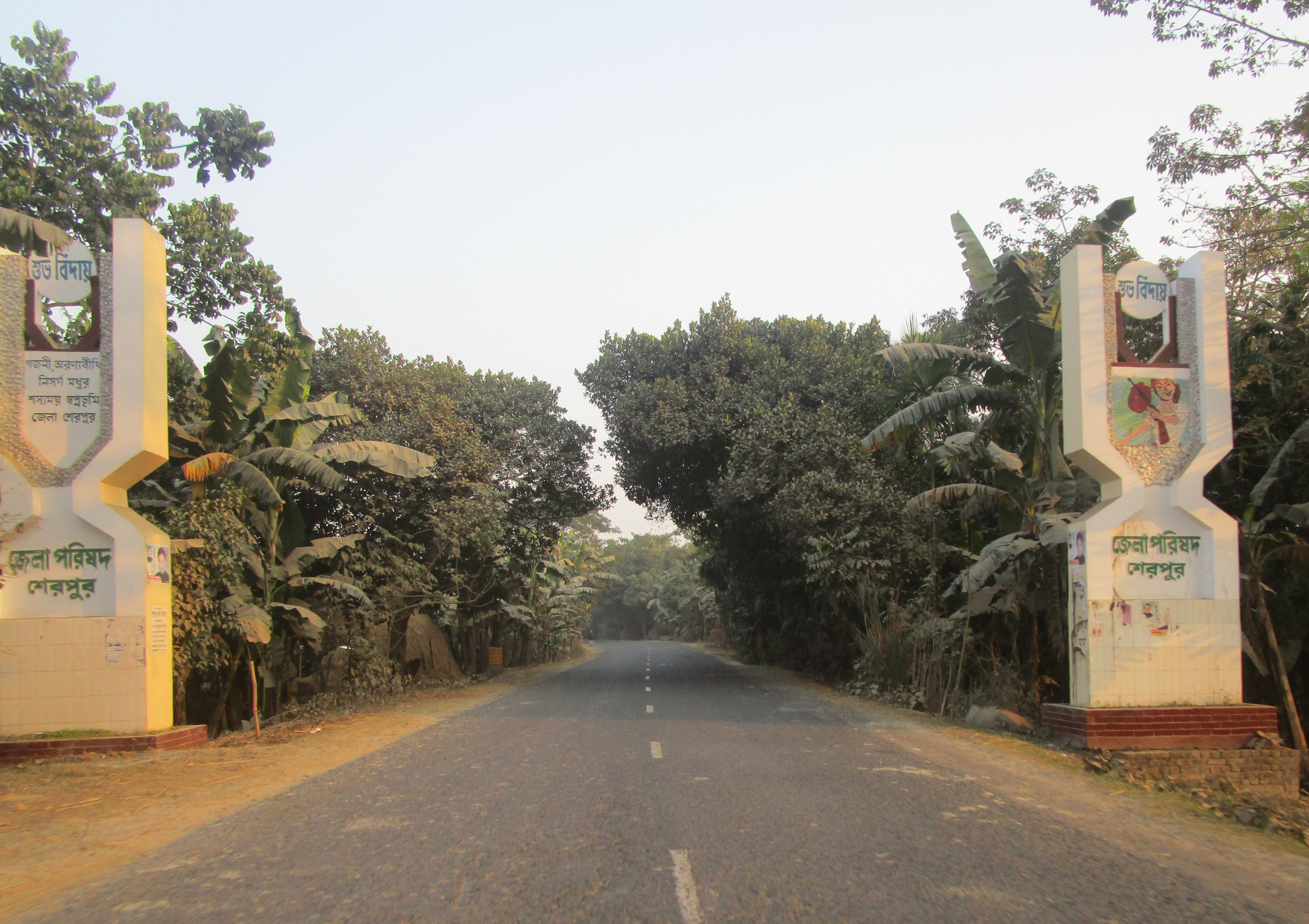 শেরপুর-নকলা-ফুলপুর-ময়মনসিংহ সড়ক (আর ৩৭১), যা শেরপুরকে ময়মনসিংহের সঙ্গে যুক্ত করেছে। ছবি: Anup Sadi / উইকিমিডিয়া কমন্স (CC BY-SA 4.0)