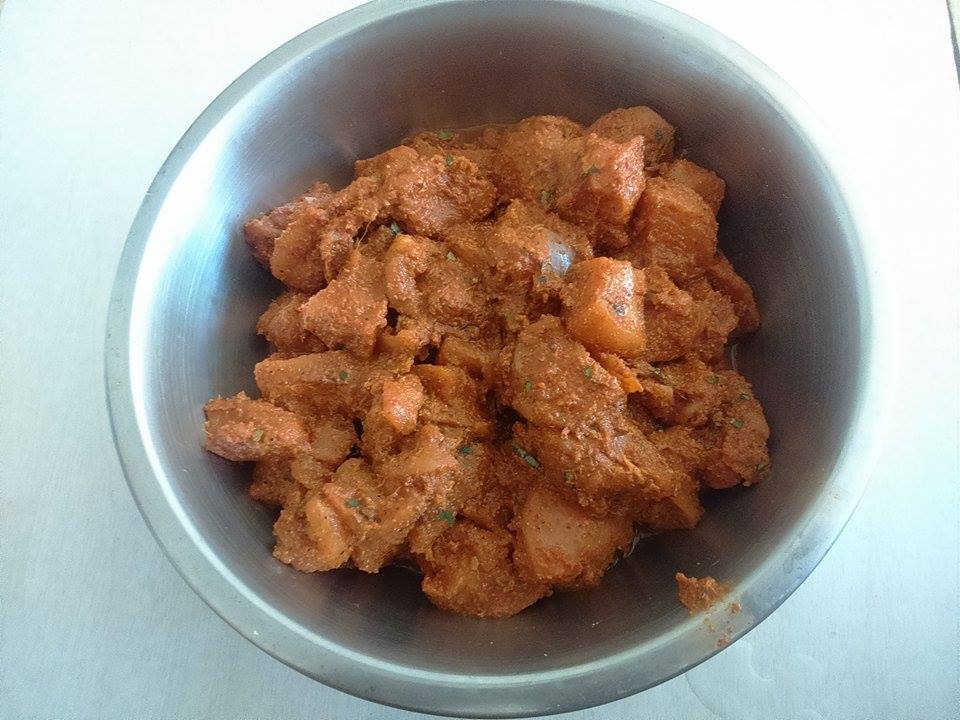 চিকেন ৬৫ রান্নার জন্য মসলায় মেরিনেট করা মুরগির টুকরা। ছবি: Samir6671 / উইকিমিডিয়া কমন্স (সিসি বাই-এসএ ৪.০)