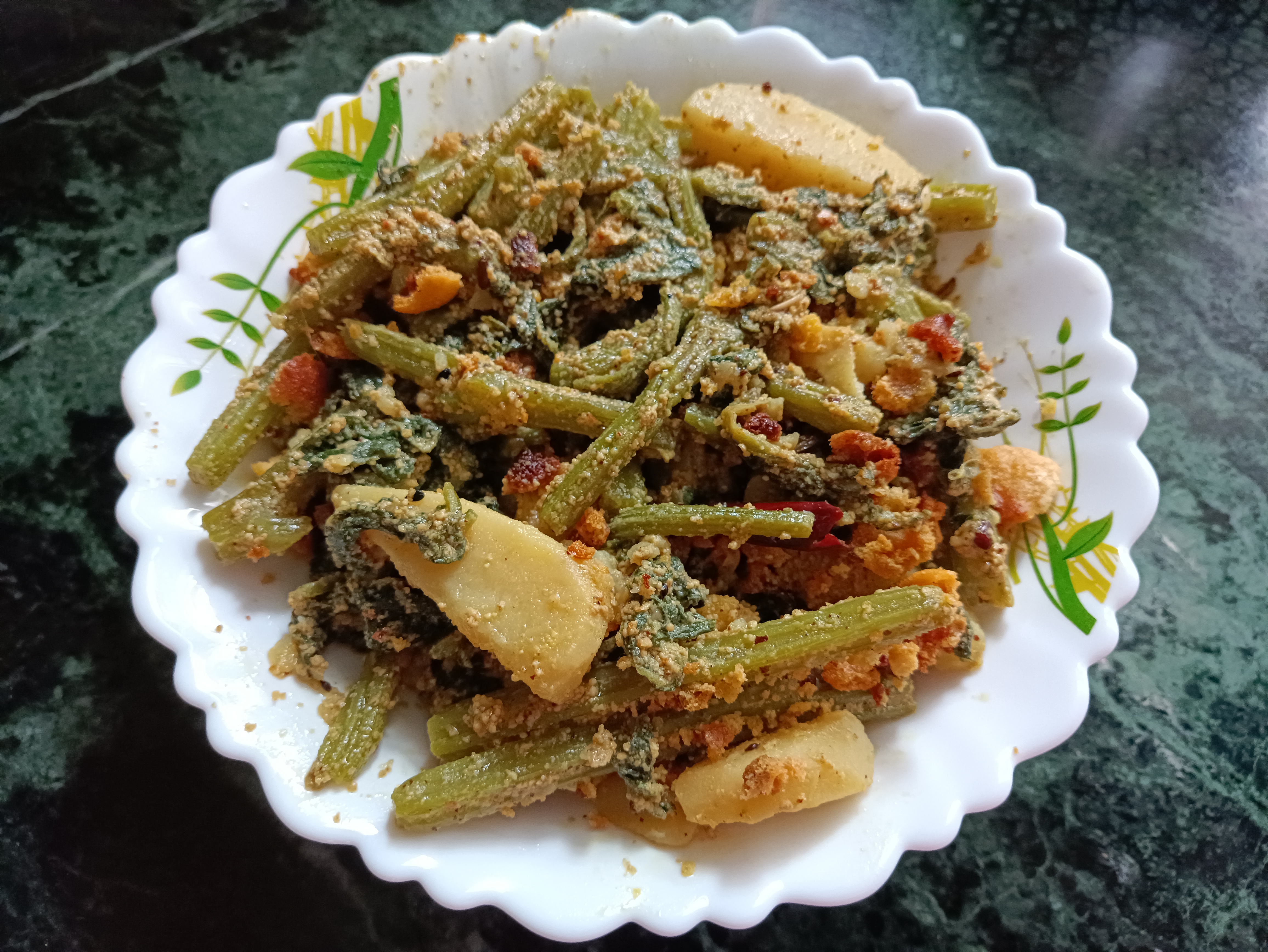 আলু দিয়ে পোস্ত ও সরিষা বাটায় রান্না লাউ শাক ও ডাঁটা, লাউ শাকের ভিন্ন একটি পদ; ছবিটি ভারতের কলকাতায় তোলা। ছবি: TenderBlues / উইকিমিডিয়া কমন্স (CC BY-SA 4.0)