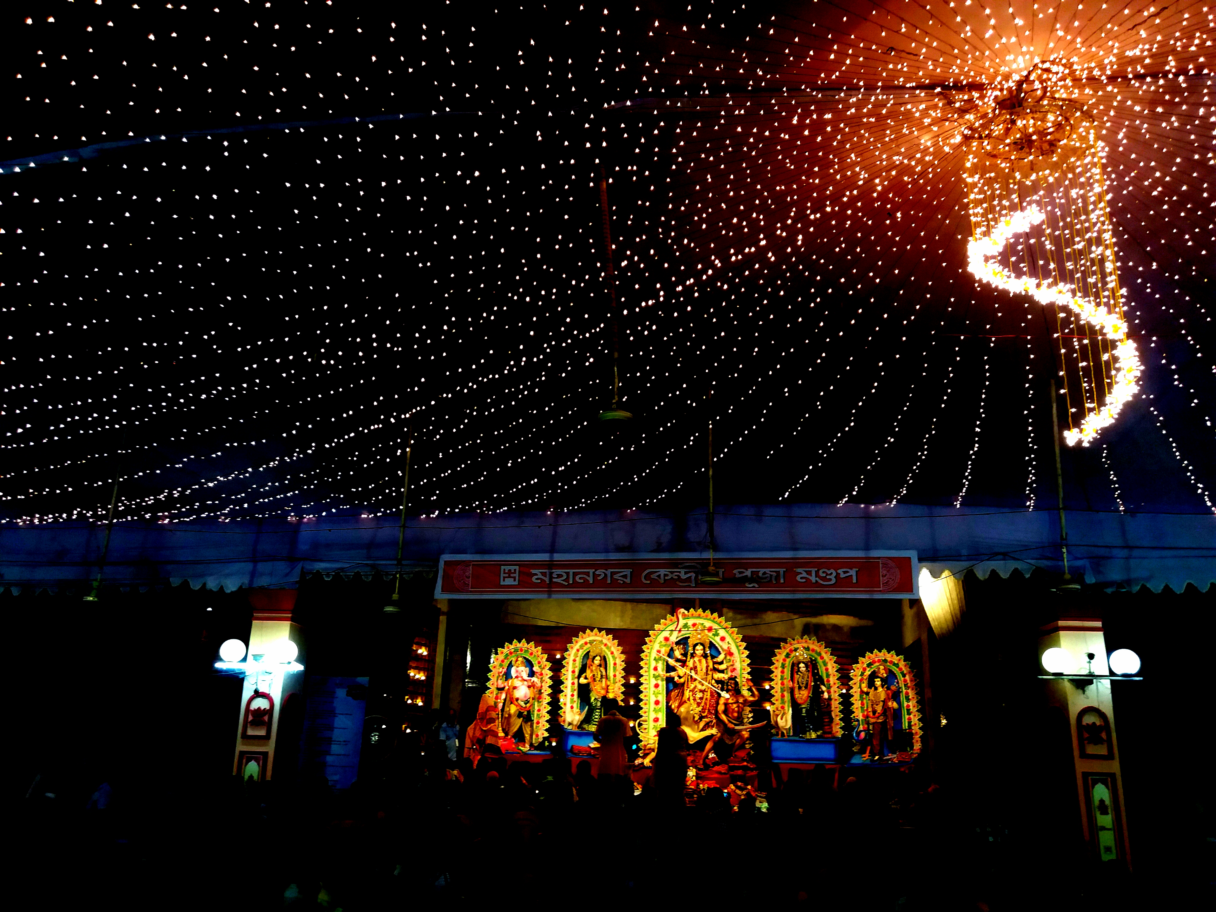 ঢাকেশ্বরী মন্দিরে ২০১৭ সালের দুর্গাপূজা; এই উৎসব উপলক্ষেই প্রতিবছর ভারতে ইলিশ রপ্তানির অনুমতি দেওয়া হয়। ছবি: অভিজিৎ দাস / উইকিমিডিয়া কমন্স (CC BY-SA 4.0)