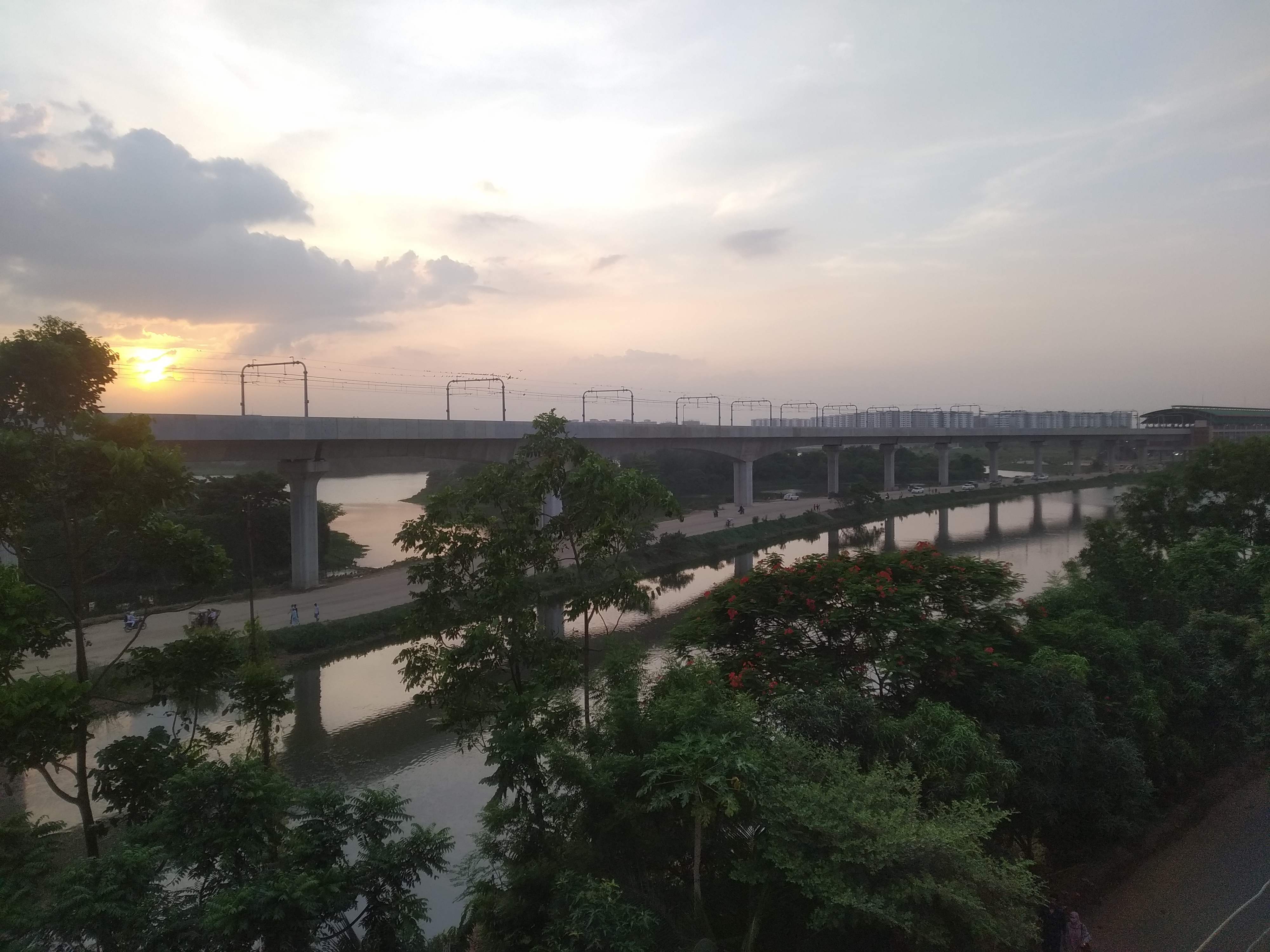 নির্মাণাধীন উড়াল মেট্রোরেল লাইন, ঢাকার মিরপুর ডিওএইচএস থেকে তোলা। ছবি: Ifteebd10 / উইকিমিডিয়া কমন্স (CC BY-SA 4.0)