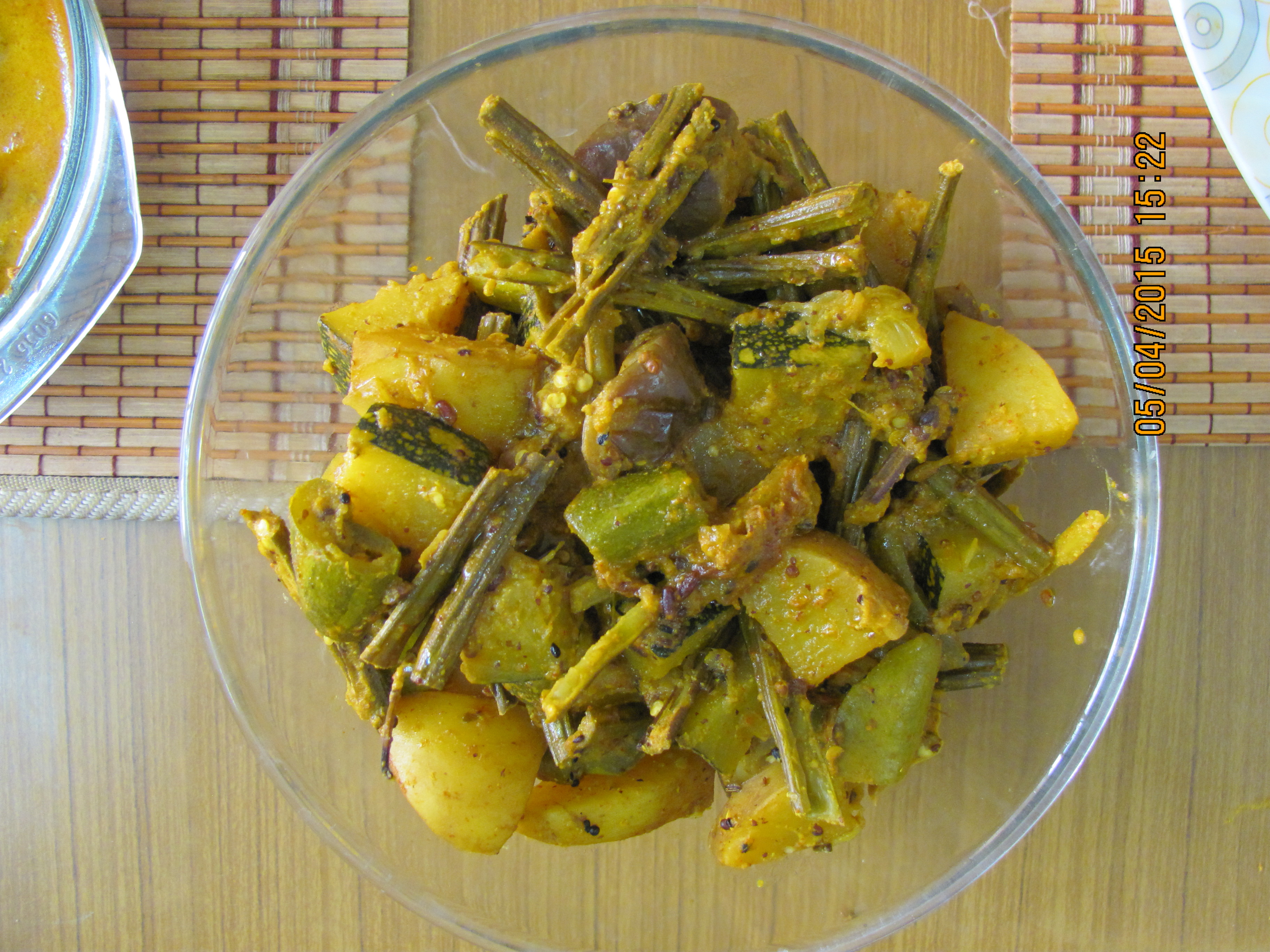 সজনে ডাঁটা, মিষ্টিকুমড়া ও আলুর চচ্চড়ি, একই রকম শুকনো ধাঁচে রান্না একটি সবজির পদ। ছবি: Parochb / উইকিমিডিয়া কমন্স (CC BY-SA 4.0)