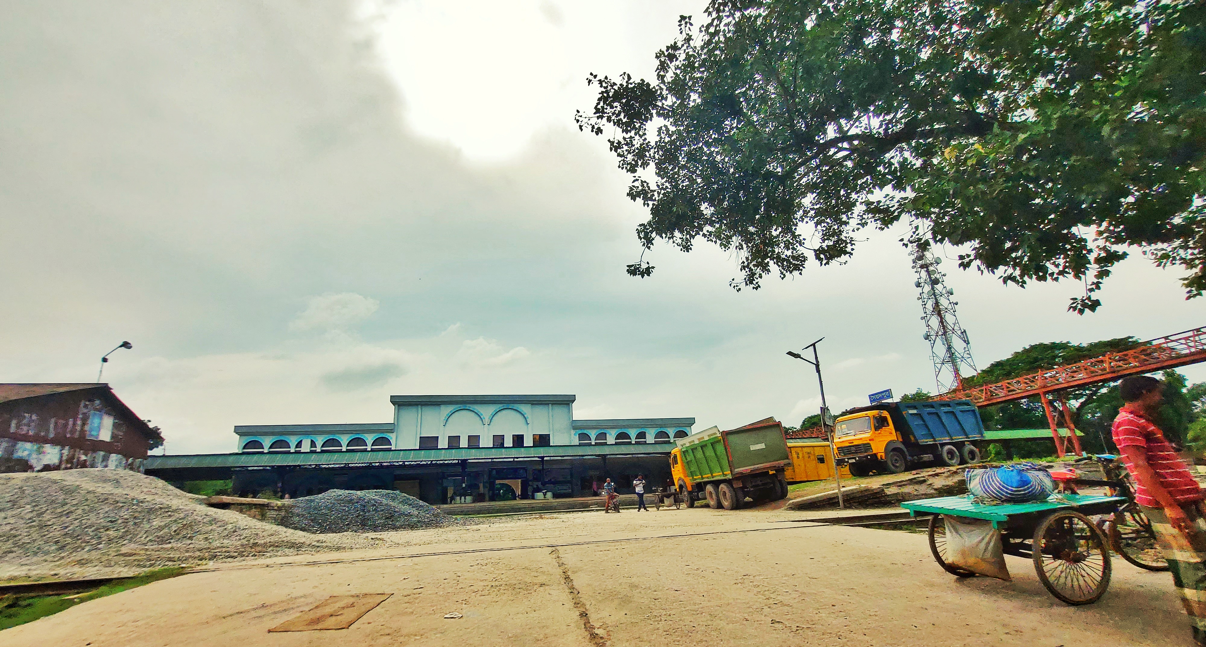 নীলফামারী জেলার সৈয়দপুর রেলস্টেশন। এই উপজেলা শহরেই মেহেদীর বেটার লাইফ সেন্টার। ছবি: Kazi Md. Nawaz Sharif / উইকিমিডিয়া কমন্স (CC BY-SA 4.0)