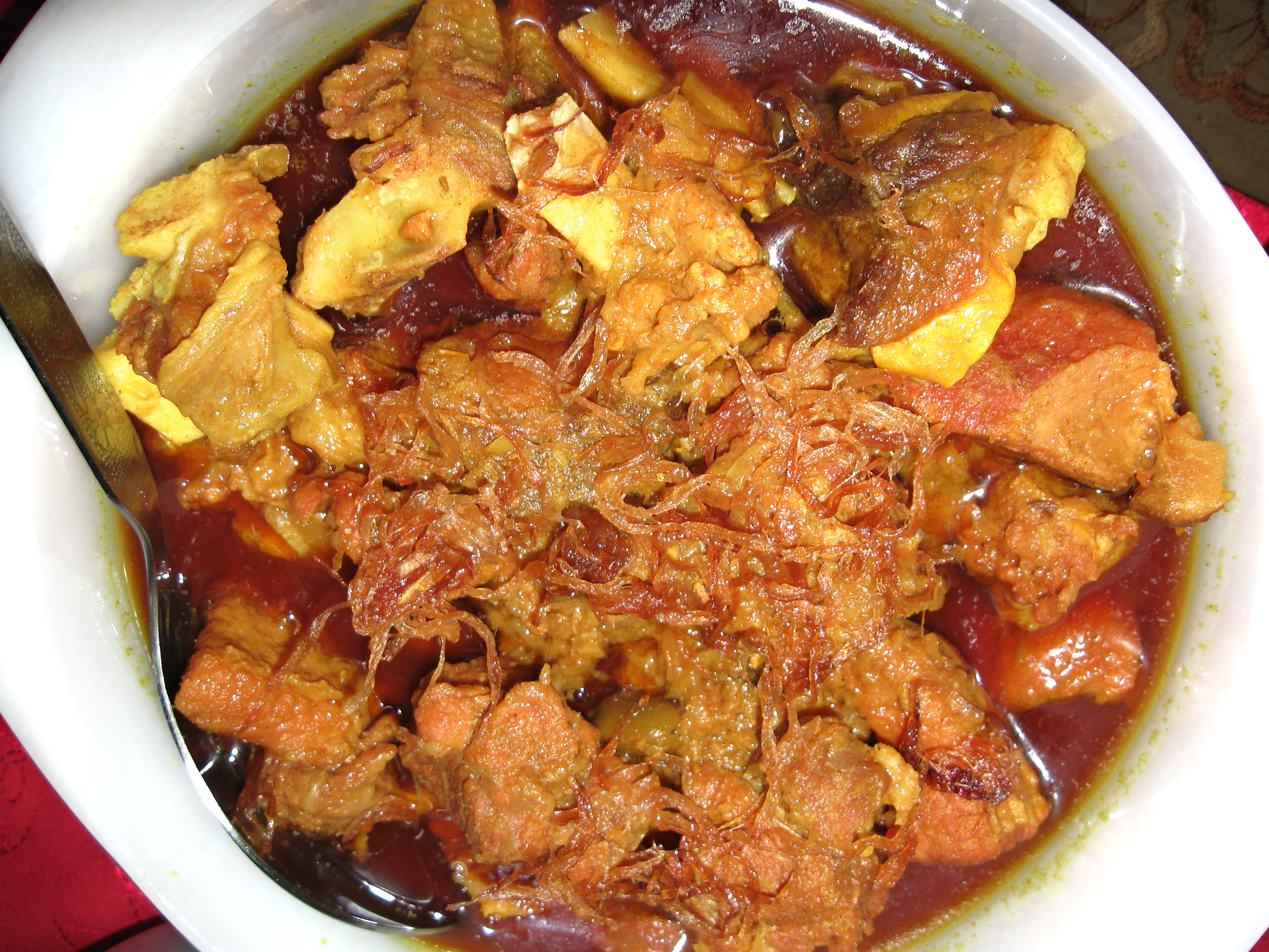 বাংলাদেশে রান্না করা গরুর মাংসের তরকারি, ভাজা পেঁয়াজসহ (প্রতীকী ছবি)। ছবি: Mohammed Tawsif Salam / উইকিমিডিয়া কমন্স (CC BY-SA 3.0)