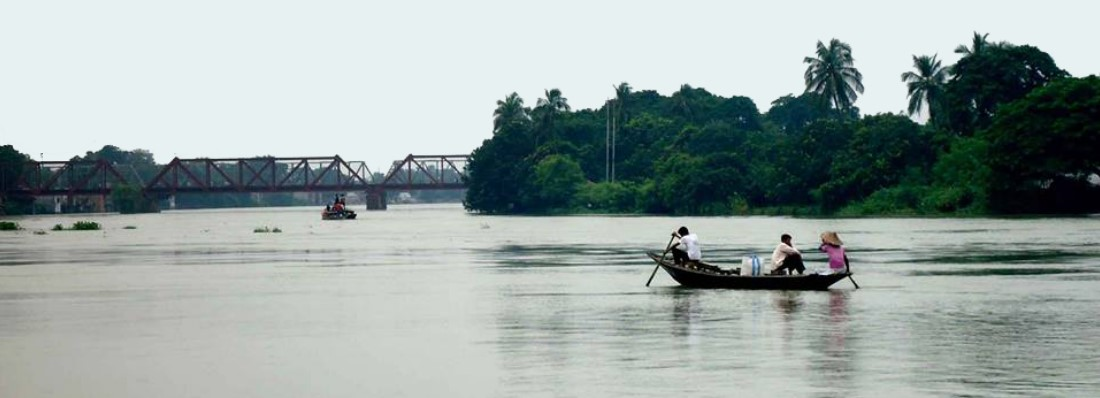 বর্ষা মৌসুমে আত্রাই উপজেলায় নদীর পাড় থেকে দেখা আত্রাই নদী। ছবি: Roknuzzaman Nayan / উইকিমিডিয়া কমন্স (CC BY-SA 4.0)